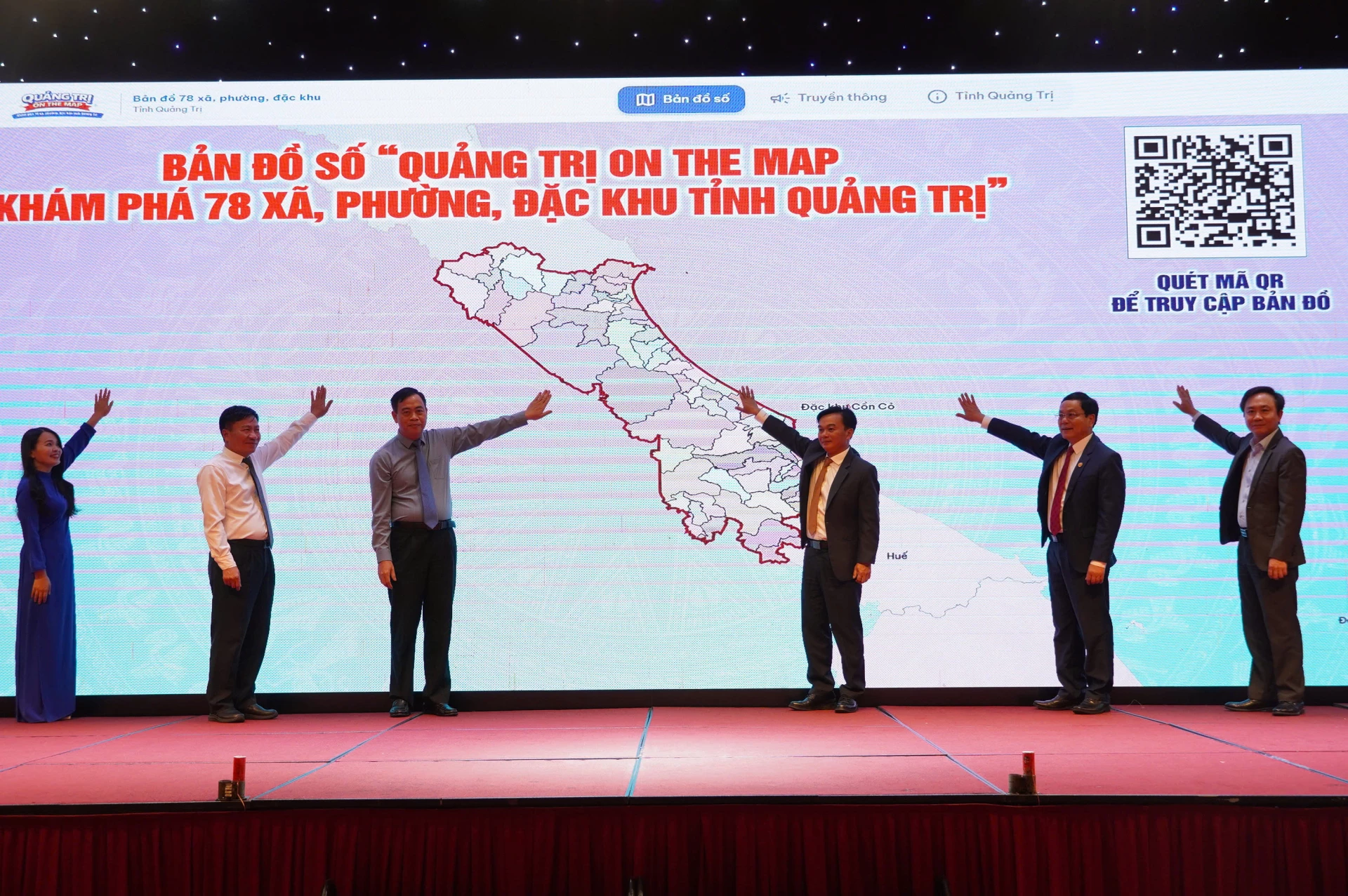 Thực hiện nghi thức ra mắt Bản đồ số Quảng Trị on the map - Ảnh: NL