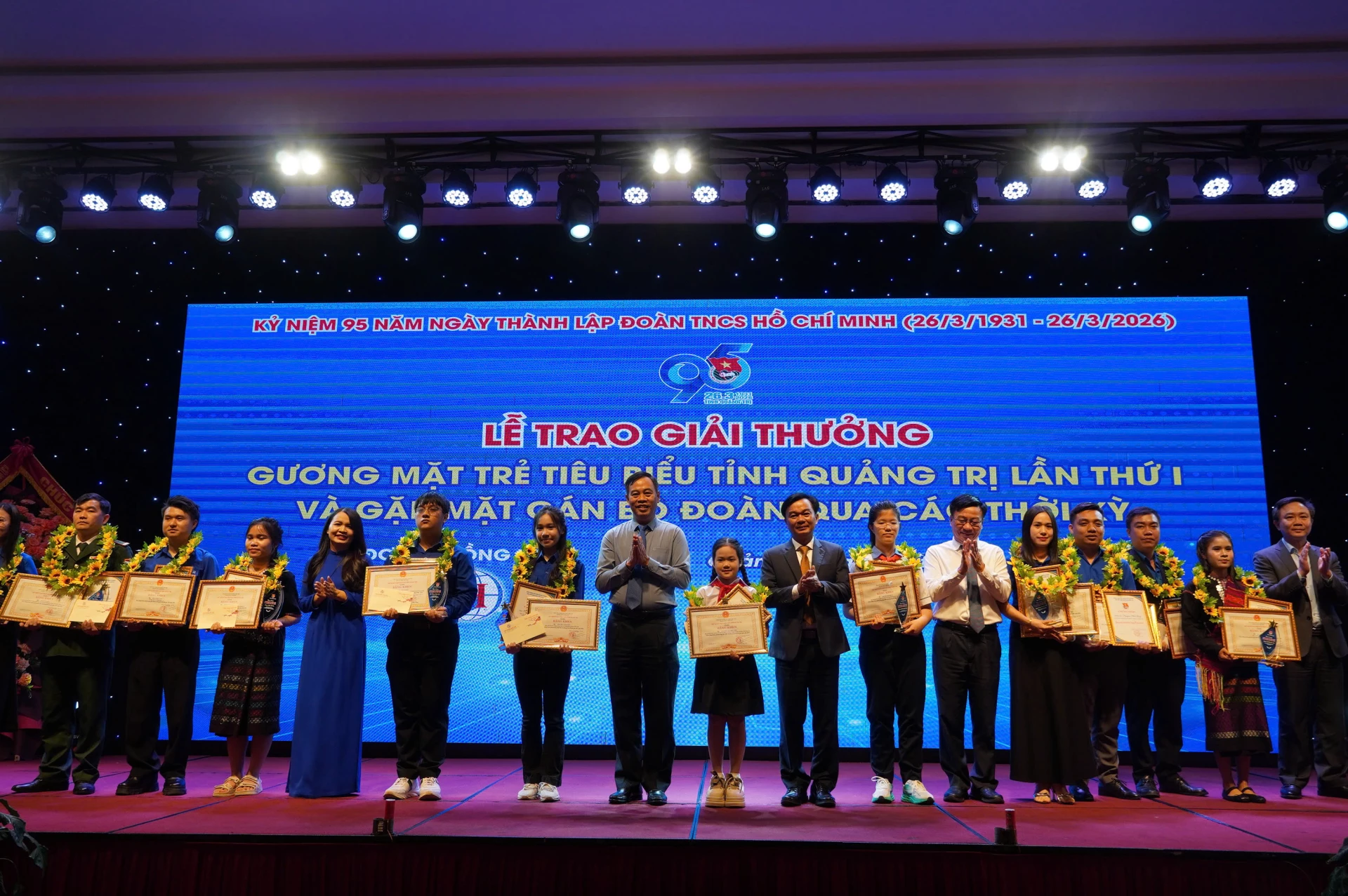 Các đồng chí lãnh đạo tỉnh trao Bằng khen của Chủ tịch UBND tỉnh, tặng hoa vinh danh 20 gương mặt trẻ tiêu biểu - Ảnh: NL