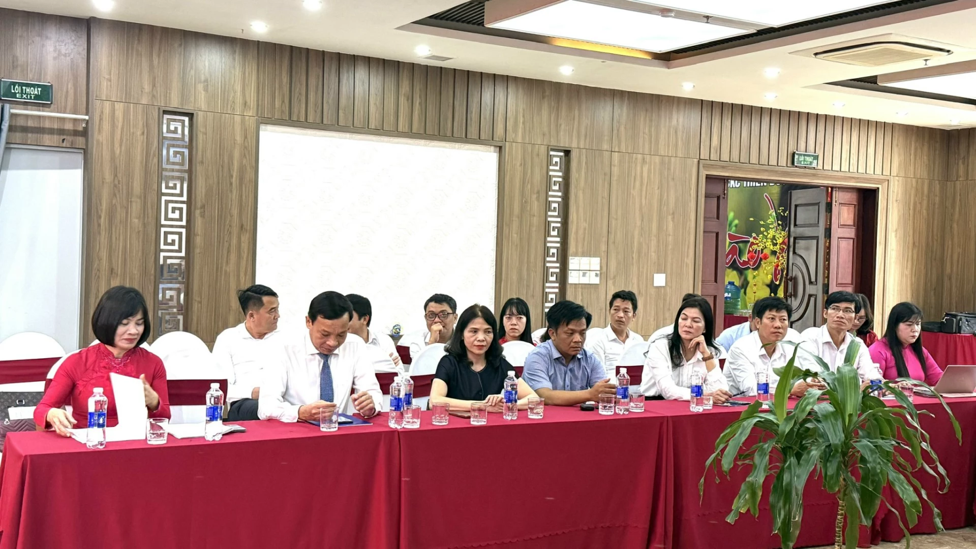 Các đại biểu tham dự - Ảnh: NL