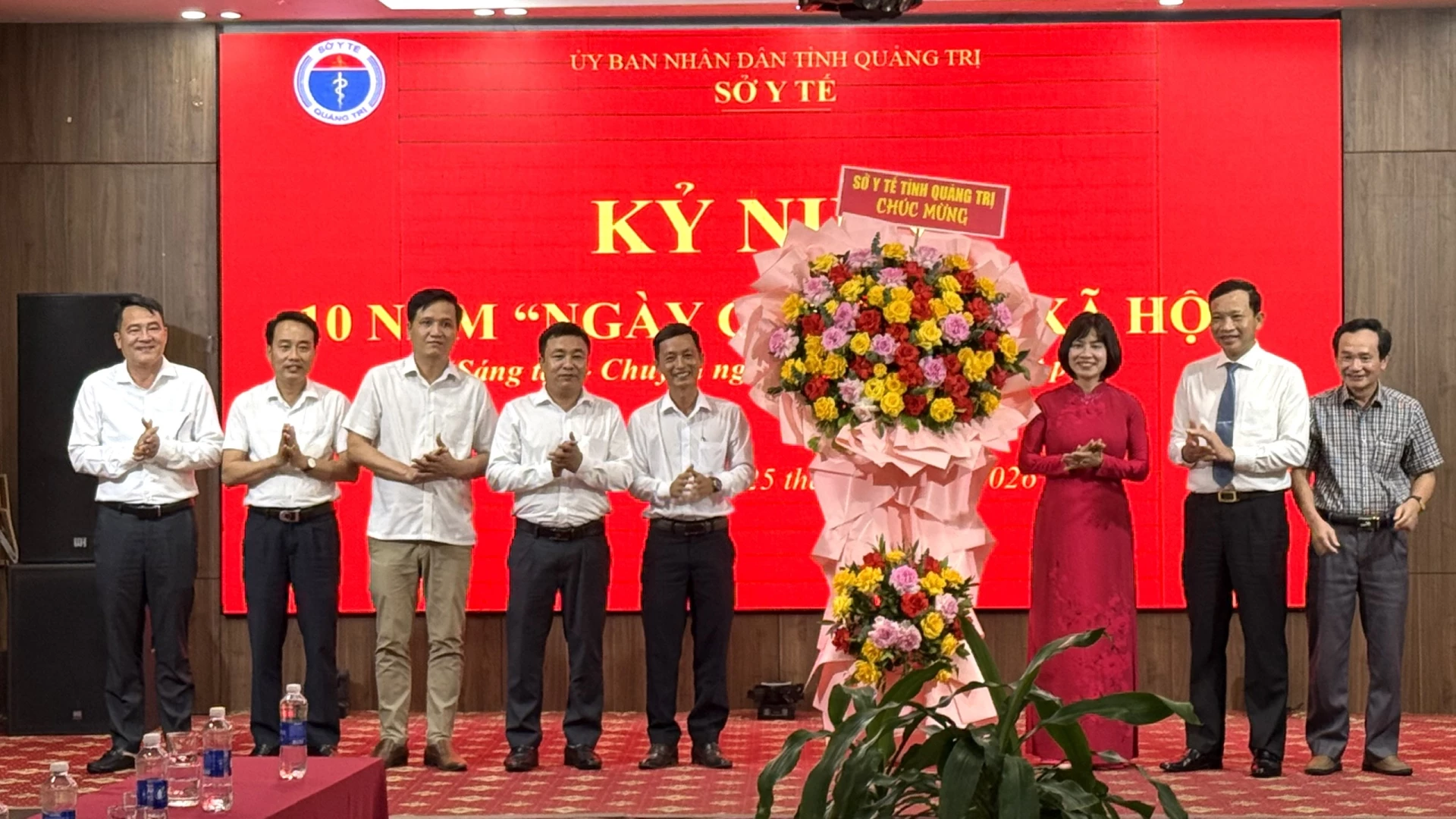 Lãnh đạo Sở Y tế tặng hoa chúc mừng các đơn vị trợ giúp xã hội trên địa bàn tỉnh - Ảnh: NL