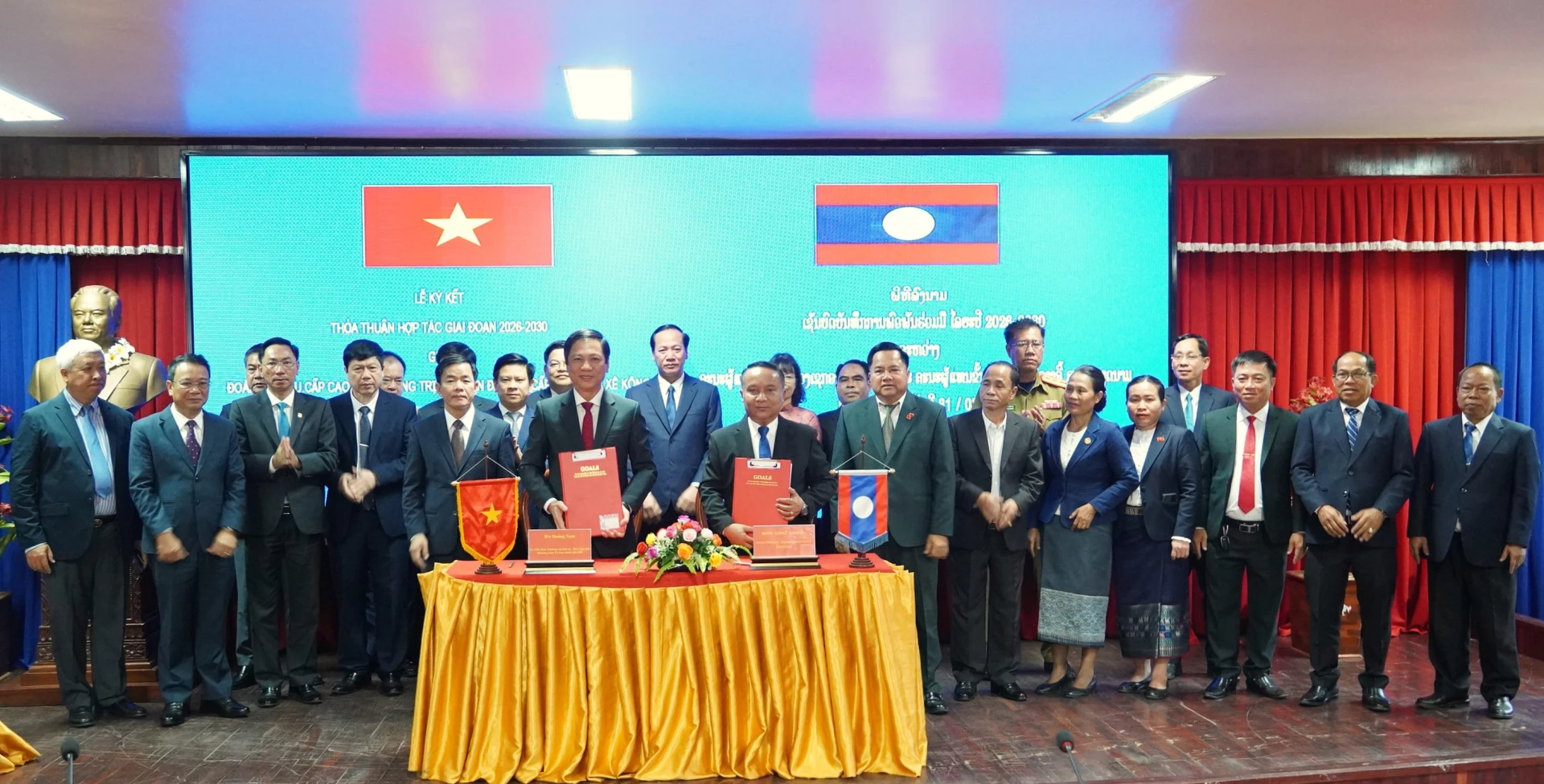 Lãnh đạo tỉnh Quảng Trị và tỉnh Xê Kông ký biên bản làm việc - Ảnh: Q.V