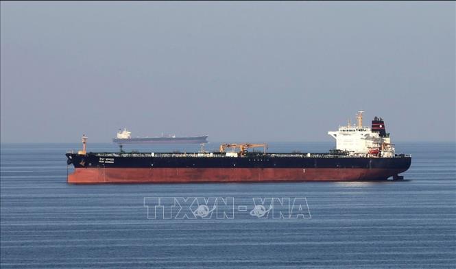 Tàu chở dầu di chuyển qua eo biển Hormuz. Ảnh: Reuters/TTXVN