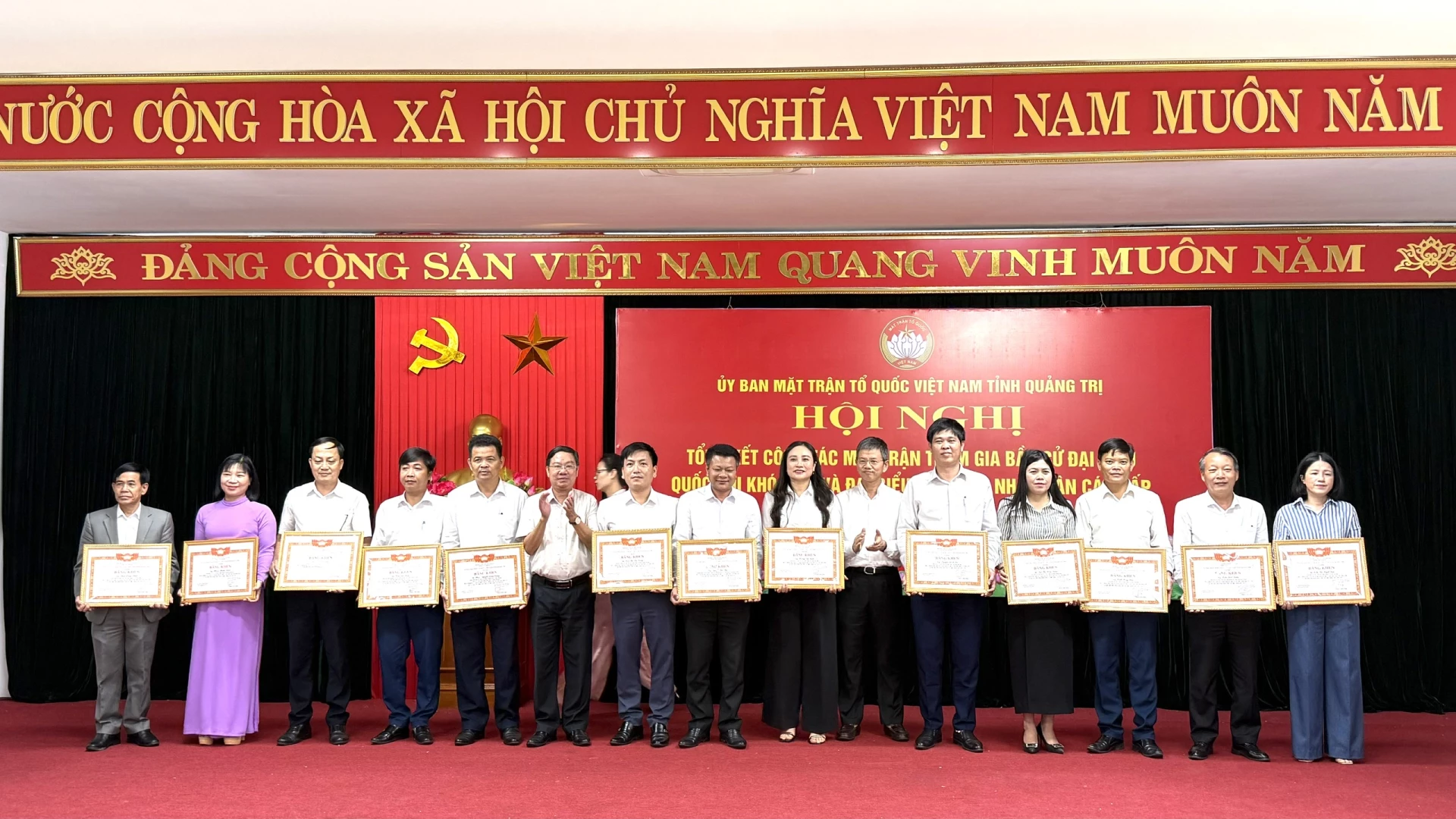 Trao Bằng khen của Ủy ban MTTQ Việt Nam tỉnh cho các cá nhân có thành tích xuất sắc trong công tác bầu cử - Ảnh: NL
