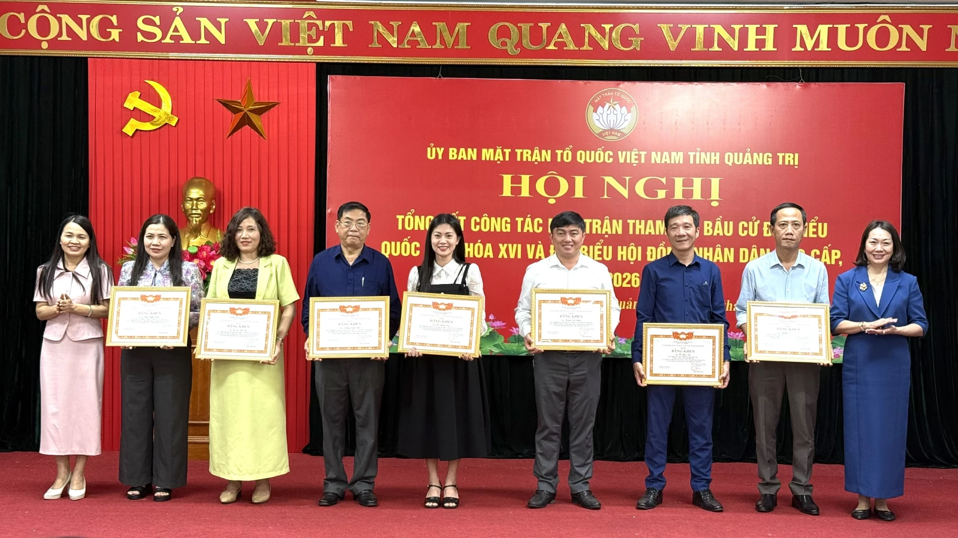 Trao Bằng khen của Ủy ban MTTQ Việt Nam tỉnh cho các cá nhân có thành tích xuất sắc trong công tác bầu cử - Ảnh: NL