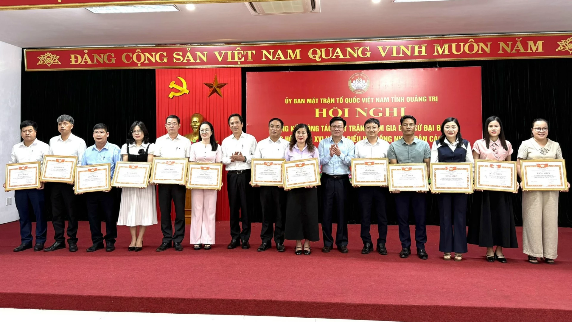 Tặng Bằng khen của Ủy ban MTTQ Việt Nam tỉnh cho các tập thể có thành tích xuất sắc trong công tác bầu cử - Ảnh: NL