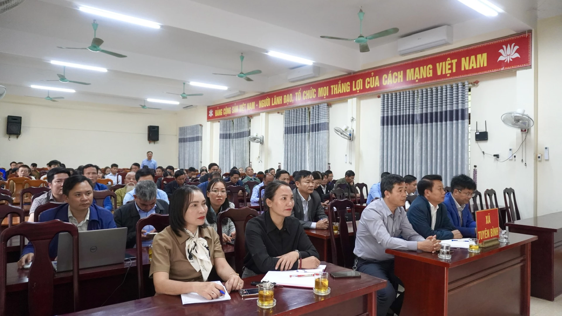 Cán bộ, cử tri xã Tuyên Bình tham gia tiếp xúc cử tri - Ảnh: H.T