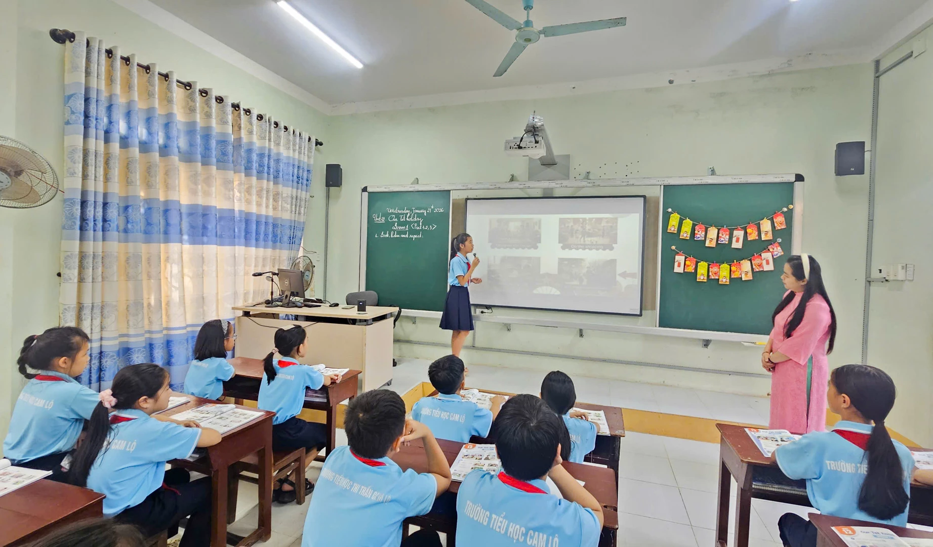 Môn Tiếng Anh dễ hiểu hơn với học sinh khối 5 Trường tiểu học Cam Lộ nhờ giảng dạy qua màn hình có ứng dụng AI - Ảnh: L.T