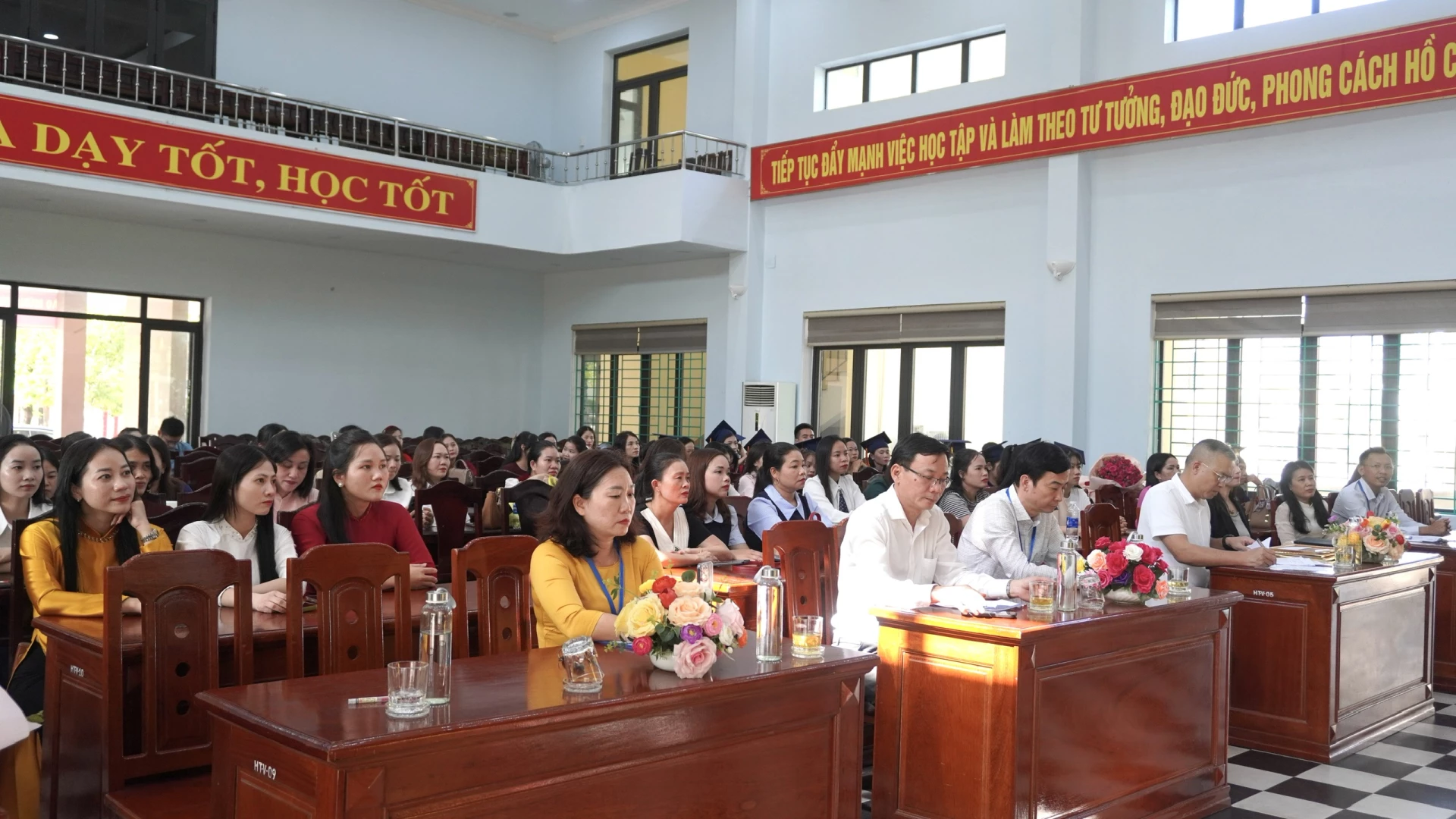 Đại biểu tham dự buổi lễ - Ảnh: H.T