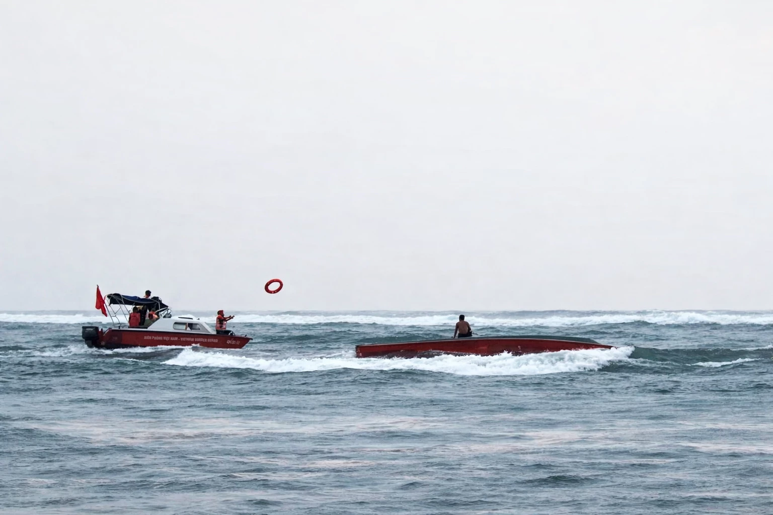 Tổ công tác Đồn Biên phòng Nhật Lệ dùng xuồng ST660 tiếp cận ứng cứu thuyền trưởng Nguyễn Tiến Hoàng - Ảnh: H.N