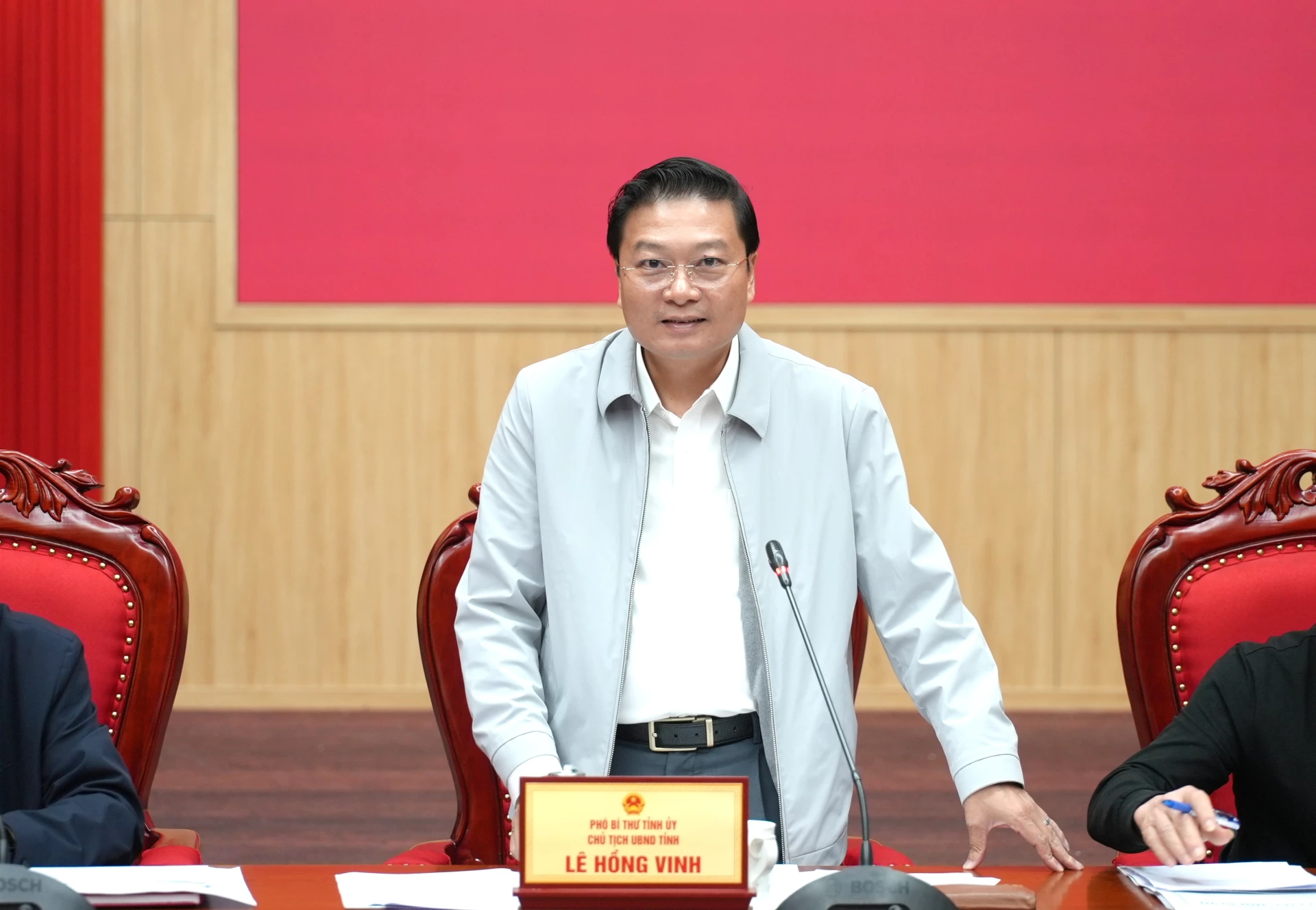 Đồng chí Lê Hồng Vinh, Chủ tịch UBND tỉnh phát biểu đặt vấn đề tại hội nghị - Ảnh: T.Đ