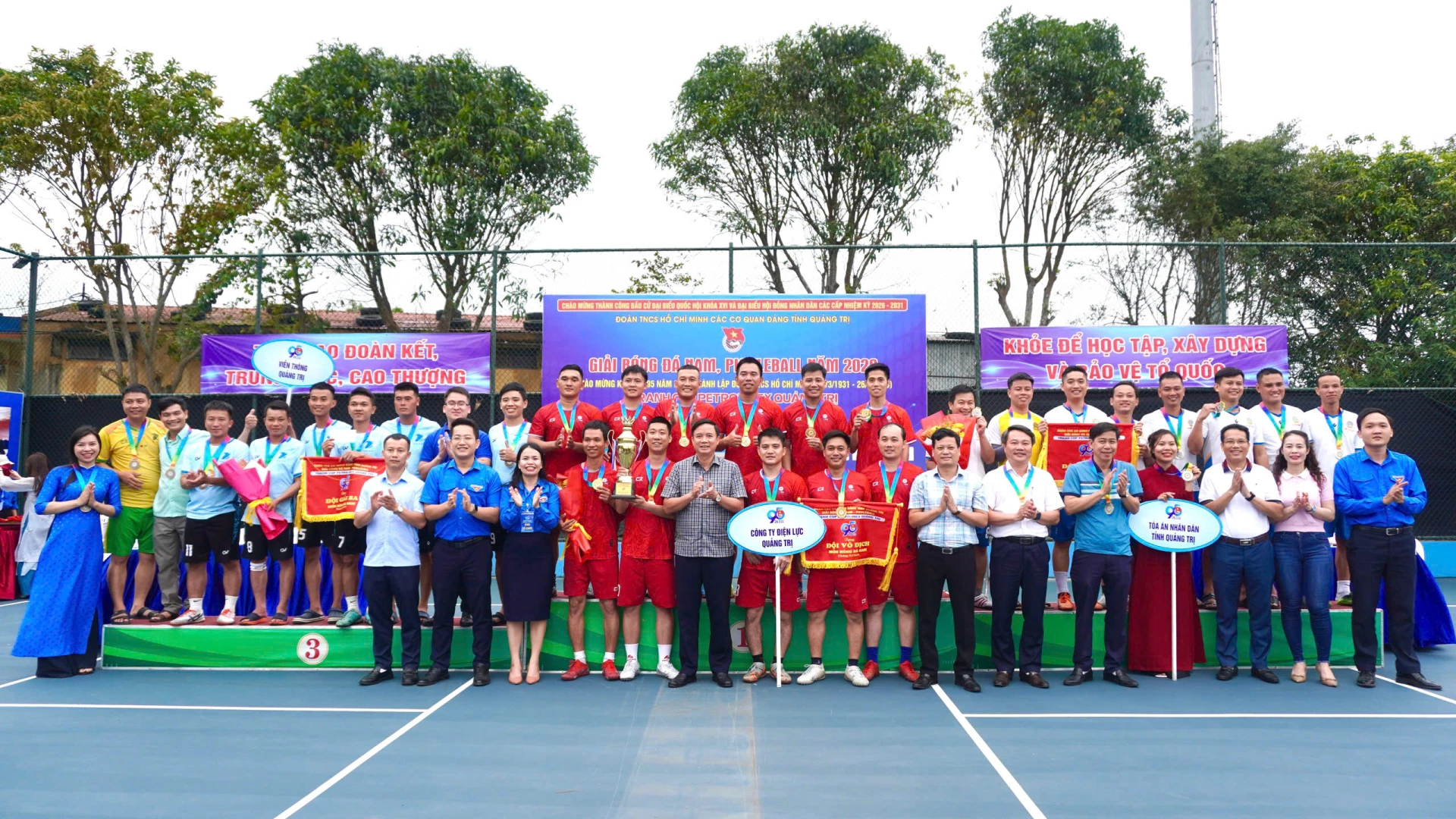 BCT trao giải cho các đội có thành tích cao trong bộ môn bóng đá nam - Ảnh: H.T