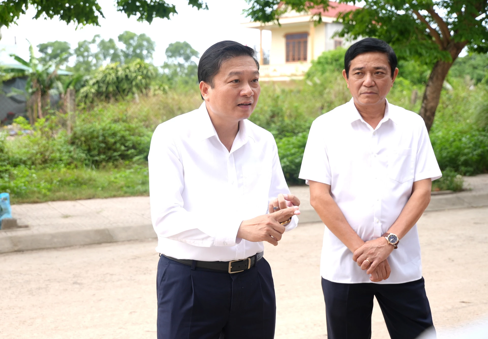 Đồng chí Lê Hồng Vinh, Chủ tịch UBND tỉnh chỉ đạo tháo gỡ các khó khăn, vướng mắc của dự án Công trình cầu Nhật Lệ 3 và đường 2 đầu cầu - Ảnh: T.Đ