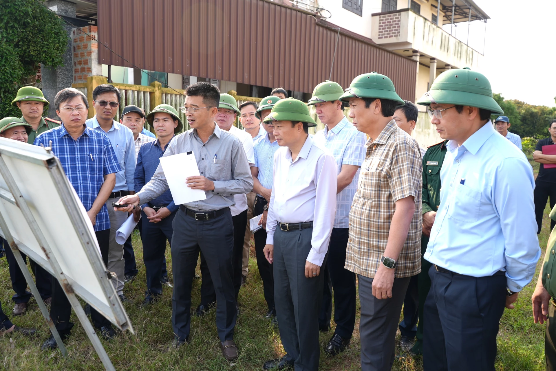 Đại diện chủ đầu tư báo cáo với đồng chí Lê Hồng Vinh, Chủ tịch UBND tỉnh về tiến độ thực hiện dự án - Ảnh: T.Đ