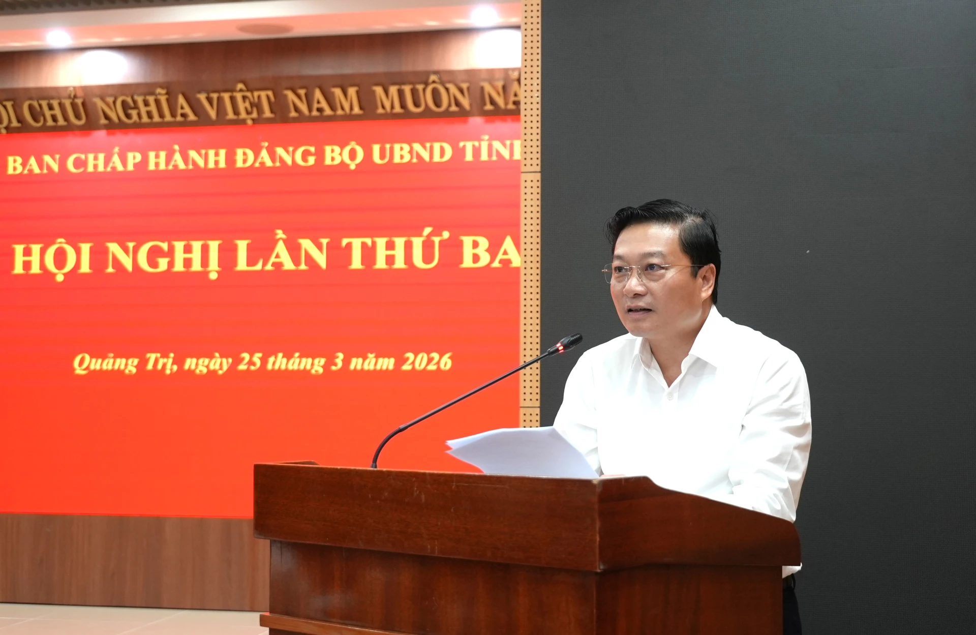 Đồng chí Lê Hồng Vinh, Chủ tịch UBND tỉnh, Bí thư Đảng ủy UBND tỉnh phát biểu đặt vấn đề tại hội nghị - Ảnh: T.Đ