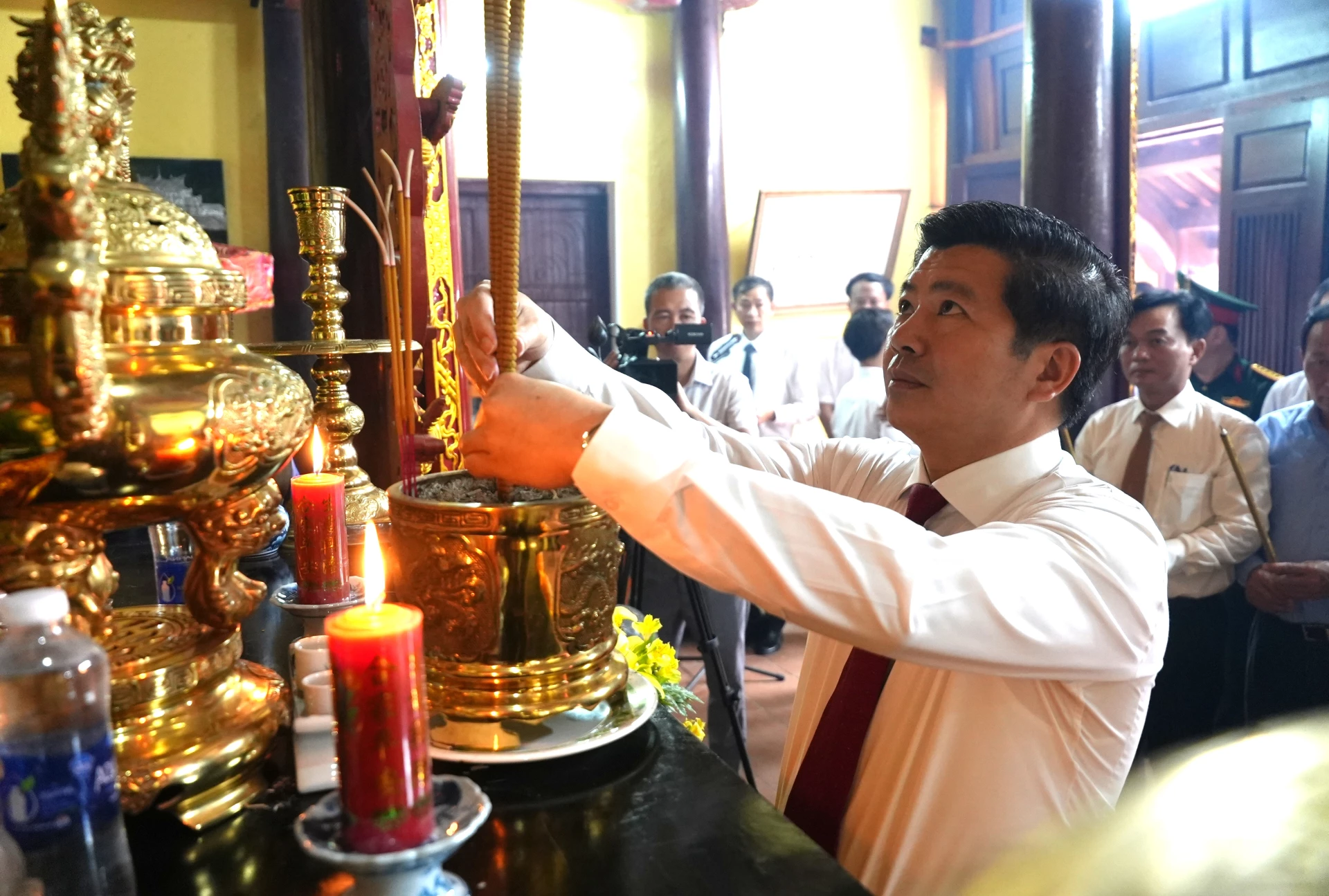 Đồng chí Trần Vũ Khiêm, Phó Bí thư Thường trực Tỉnh ủy dâng hương tri ân Lễ Thành hầu Nguyễn Hữu Cảnh - Ảnh: T.Đ