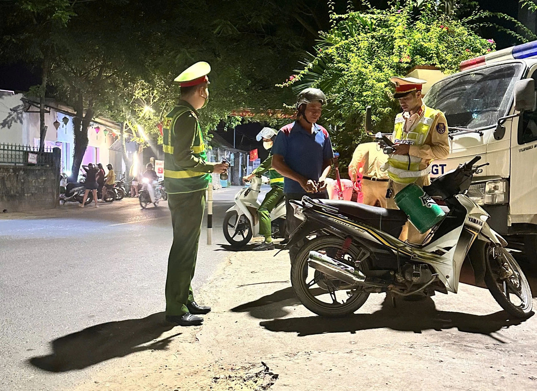 Công an xã Lệ Ninh phối hợp với Phòng Cảnh sát giao thông xử lý nghiêm các hành vi vi phạm pháp luật về trật tự an toàn giao thông- Ảnh: L.C