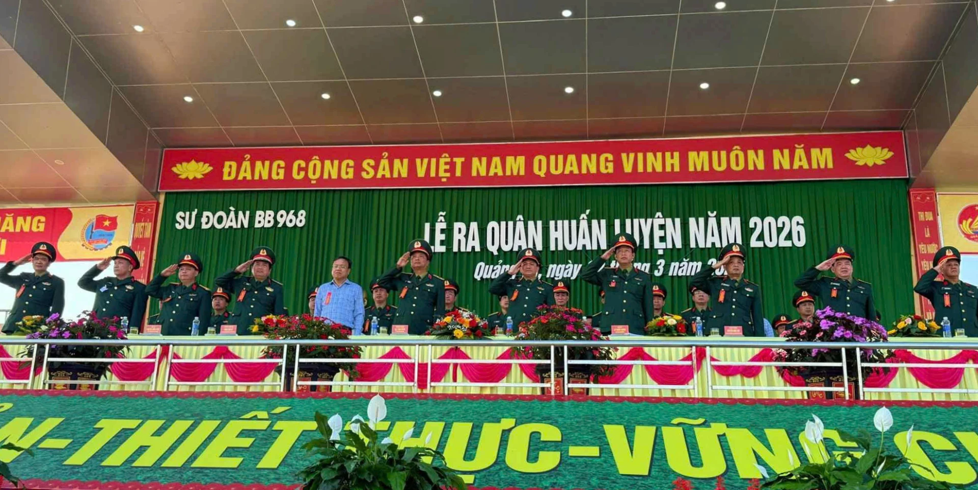 Các đại biểu và chỉ huy Sư đoàn 968 thực hiện nghi lễ chào cờ tại lễ ra quân huấn luyện năm 2026 - Ảnh: M.N