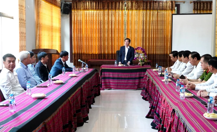 Đồng chí Bí thư Tỉnh ủy gặp mặt đại diện Hội người Việt tỉnh Sả-lạ-văn