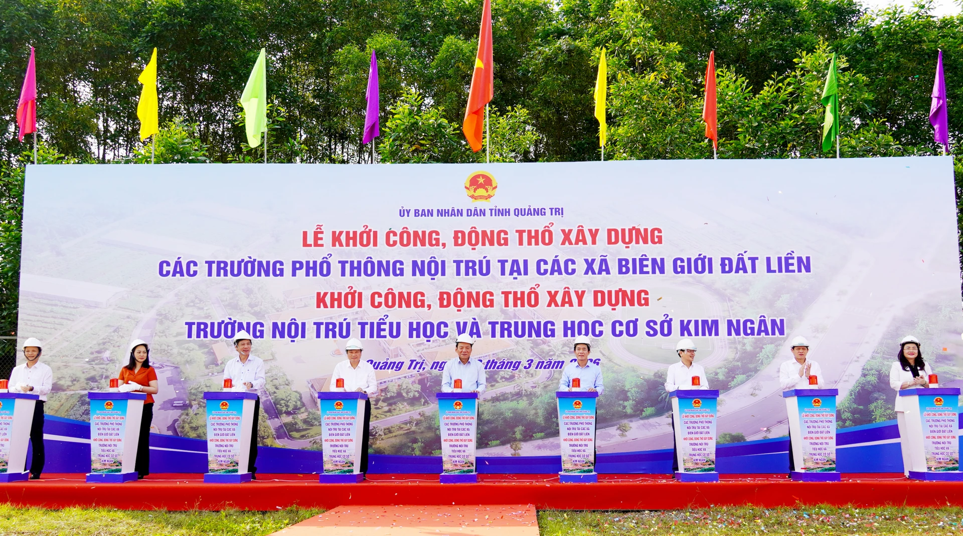Các đại biểu tham dự tại điểm cầu tỉnh Quảng Trị thực hiện nghi thức nhấn nút khởi công xây dựng Trường phổ thông nội trú tiểu học và THCS Kim Ngân - Ảnh: X.P