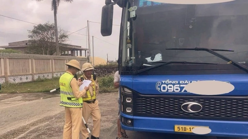 Xe khách chở quá số lượng người bị Phòng Cảnh sát giao thông, Công an tỉnh Quảng Trị xử lý. (Ảnh: CSGT Quảng Trị)