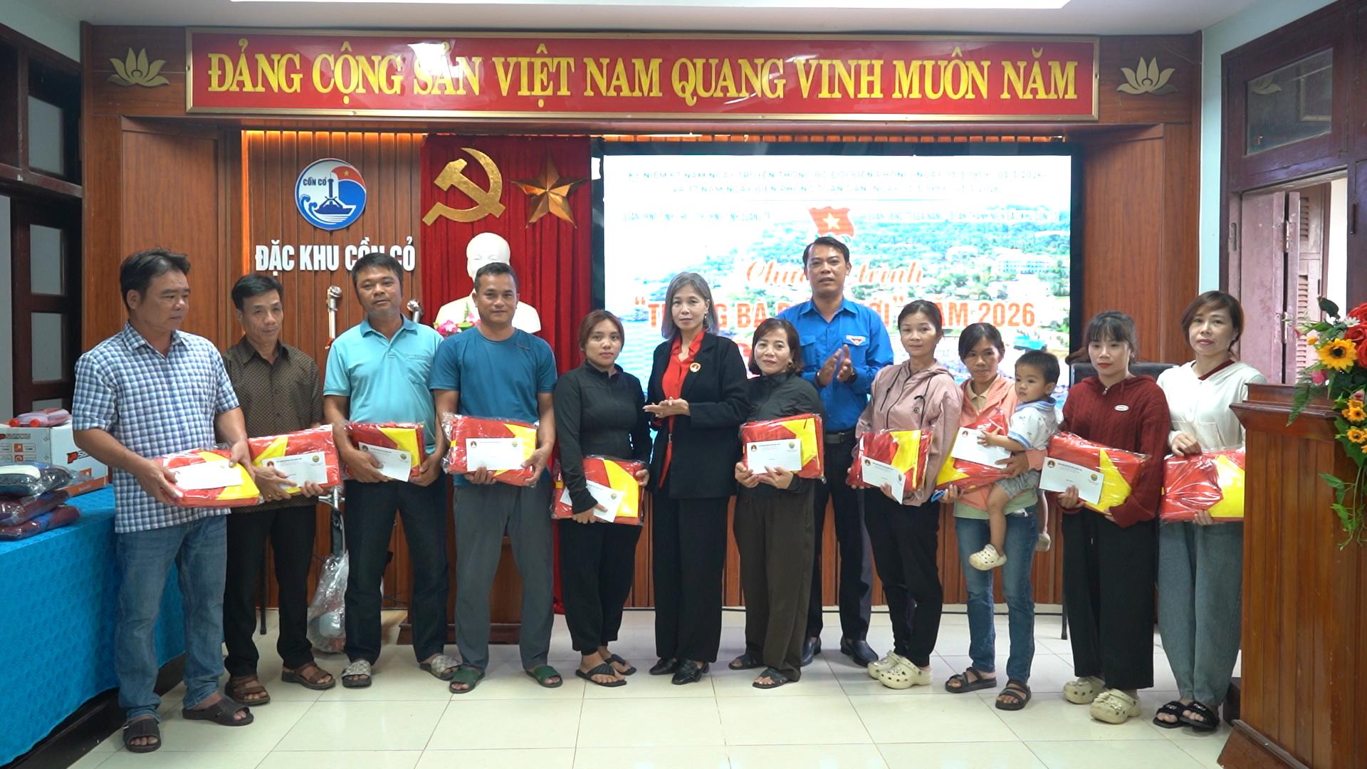 Ban Tổ chức chương trình trao các phần quà cho các hộ gia đình trên đảo - Ảnh: P.Đ