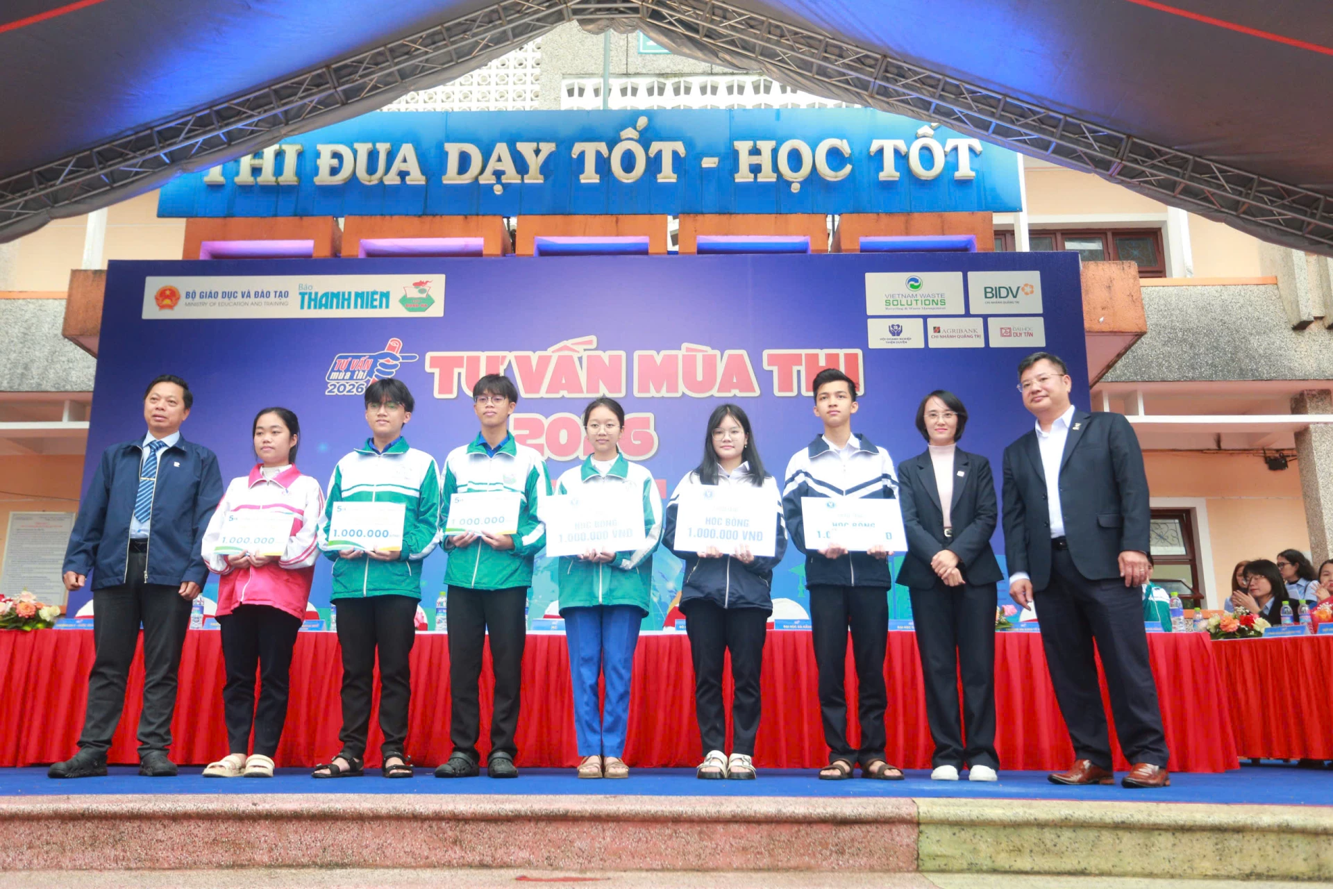 Trao học bổng Nguyễn Thái Bình cho học sinh có thành tích tốt, giàu ý chí vươn lên - Ảnh: BC