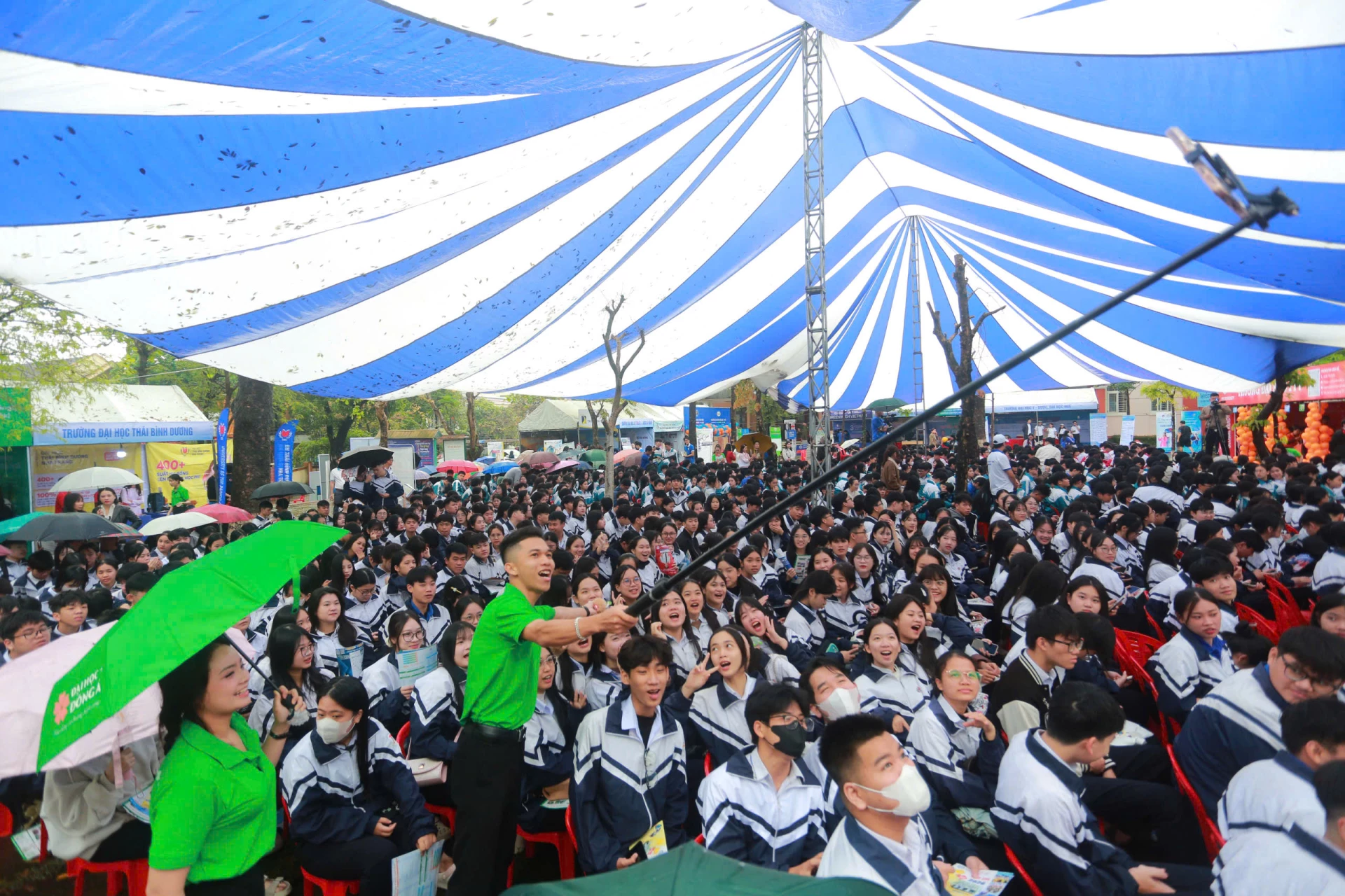 Đông đảo học sinh từ các trường THPT phía Nam Quảng Trị tham gia chương trình - Ảnh: BC