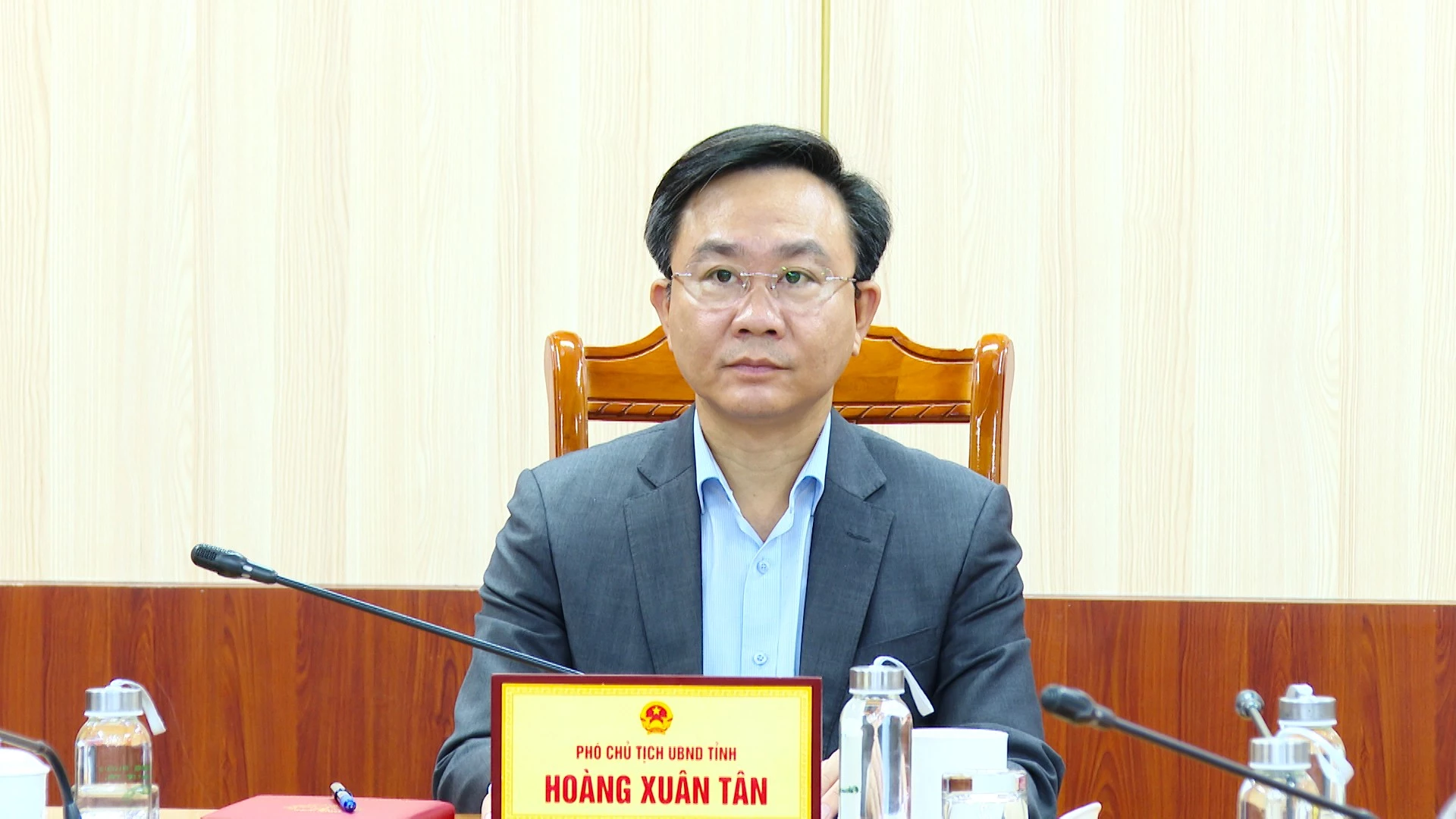 Đồng chí Phó Chủ tịch UBND tỉnh Hoàng Xuân Tân chủ trì Hội nghị tại điểm cầu tỉnh Quang Trị - Ảnh: T.L