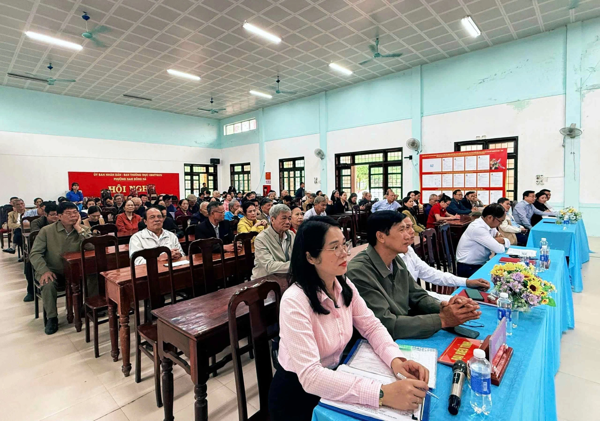 Các cử tri lắng nghe các chương trình hành động của ứng cử viên đại biểu HĐND các cấp nhiệm kỳ 2026 – 2031 - Ảnh: M.N