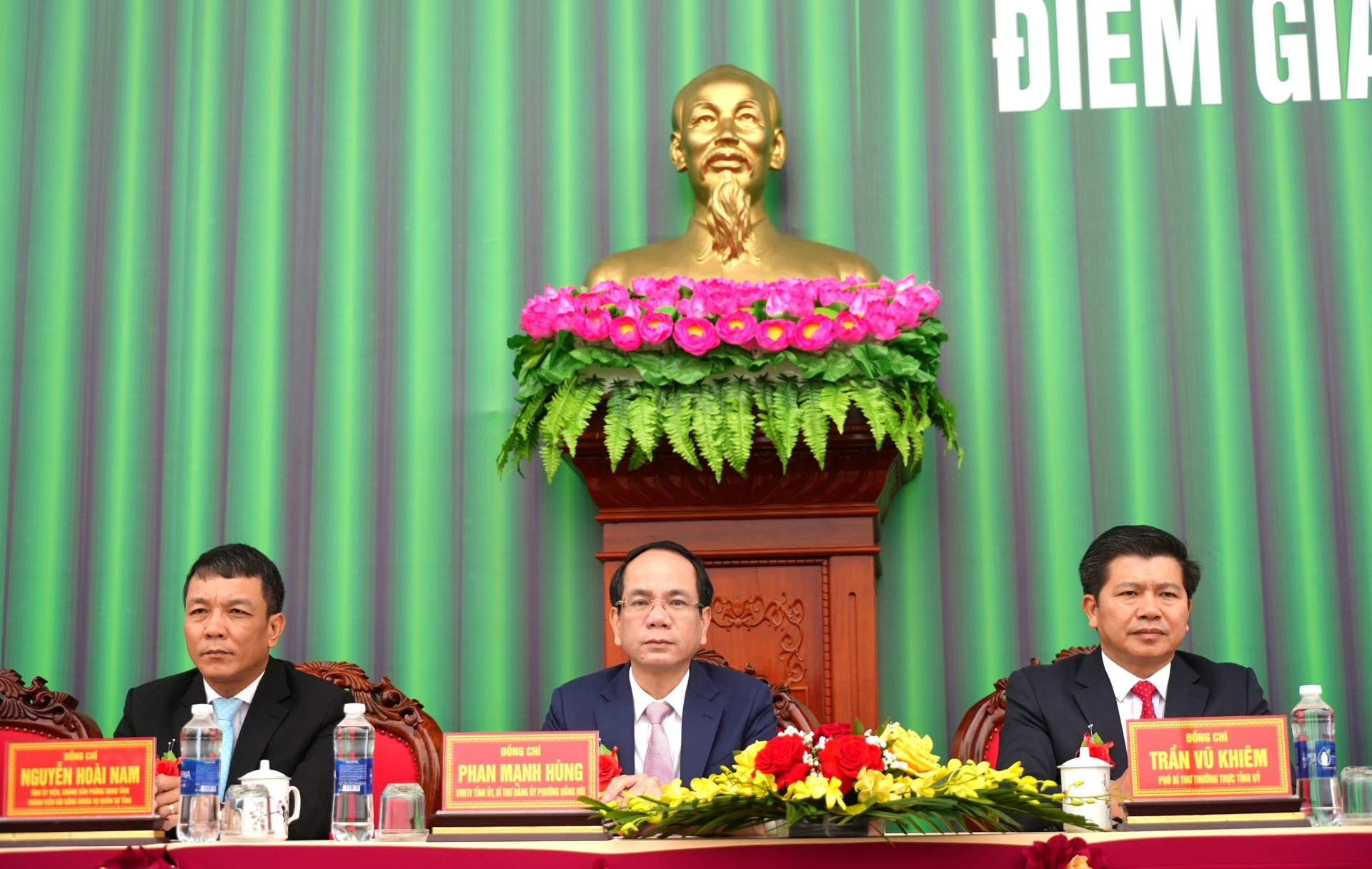 Các đồng chí lãnh đạo tỉnh tham dự lễ giao nhận quân tại phường Đồng Hới - Ảnh: T.Đ