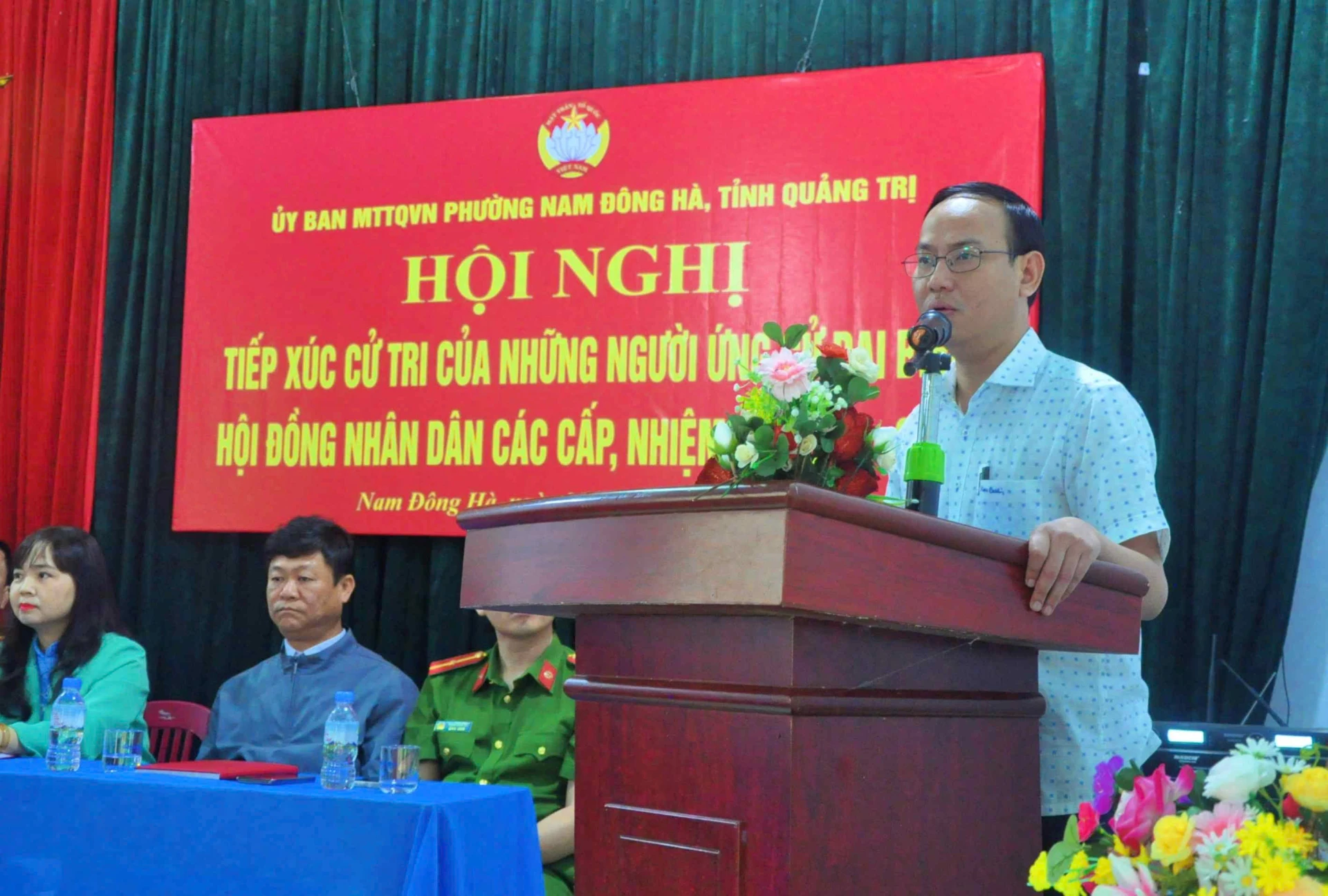 Ông Lê Quang Việt Sơn, Phó Bí thư Thường trực Đảng ủy phường Đông Hà trình bày chương trình hành động - Ảnh: M.N 