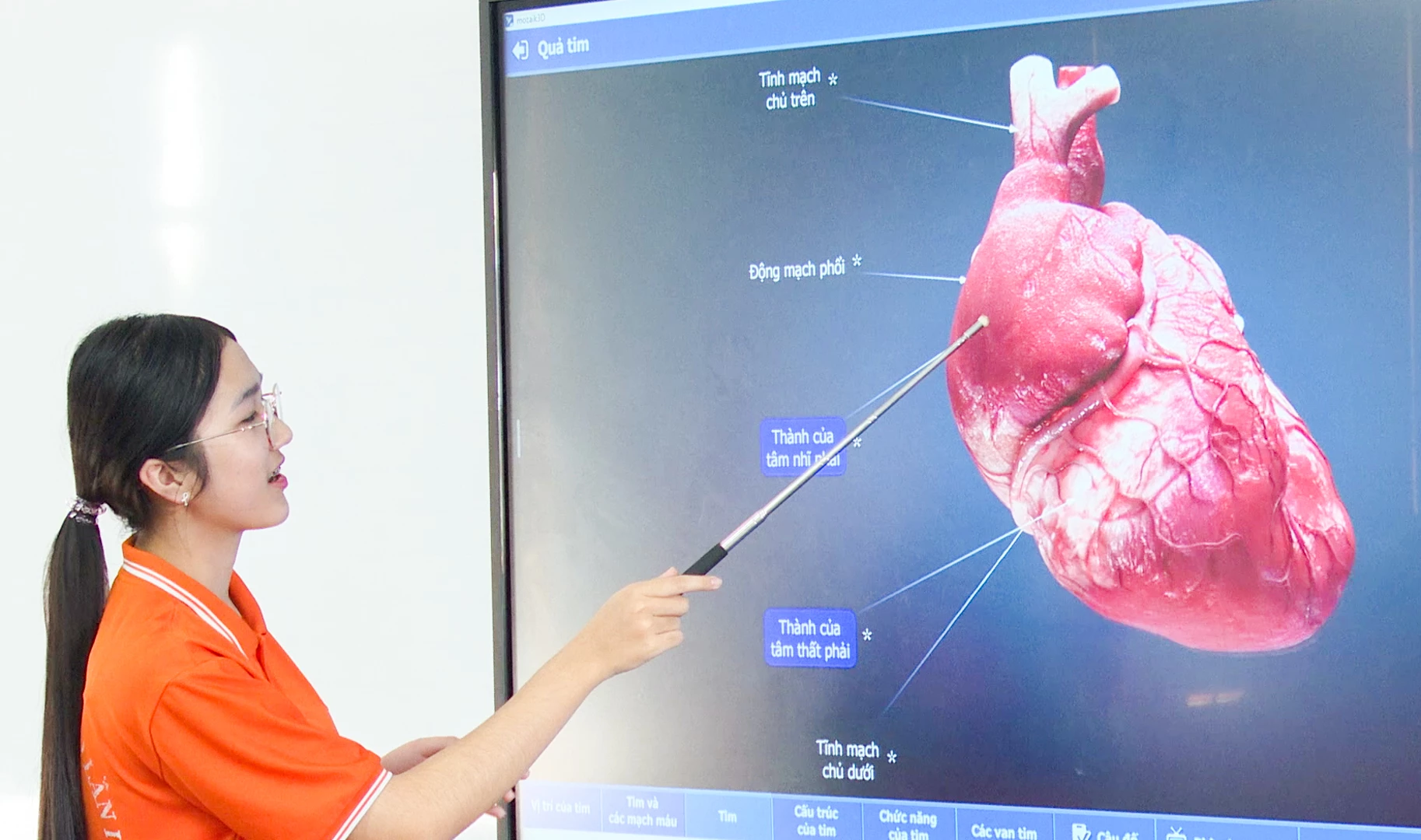 Học sinh tương tác với màn hình cảm ứng thông qua minh họa kiến thức bài giảng - Ảnh: L.T