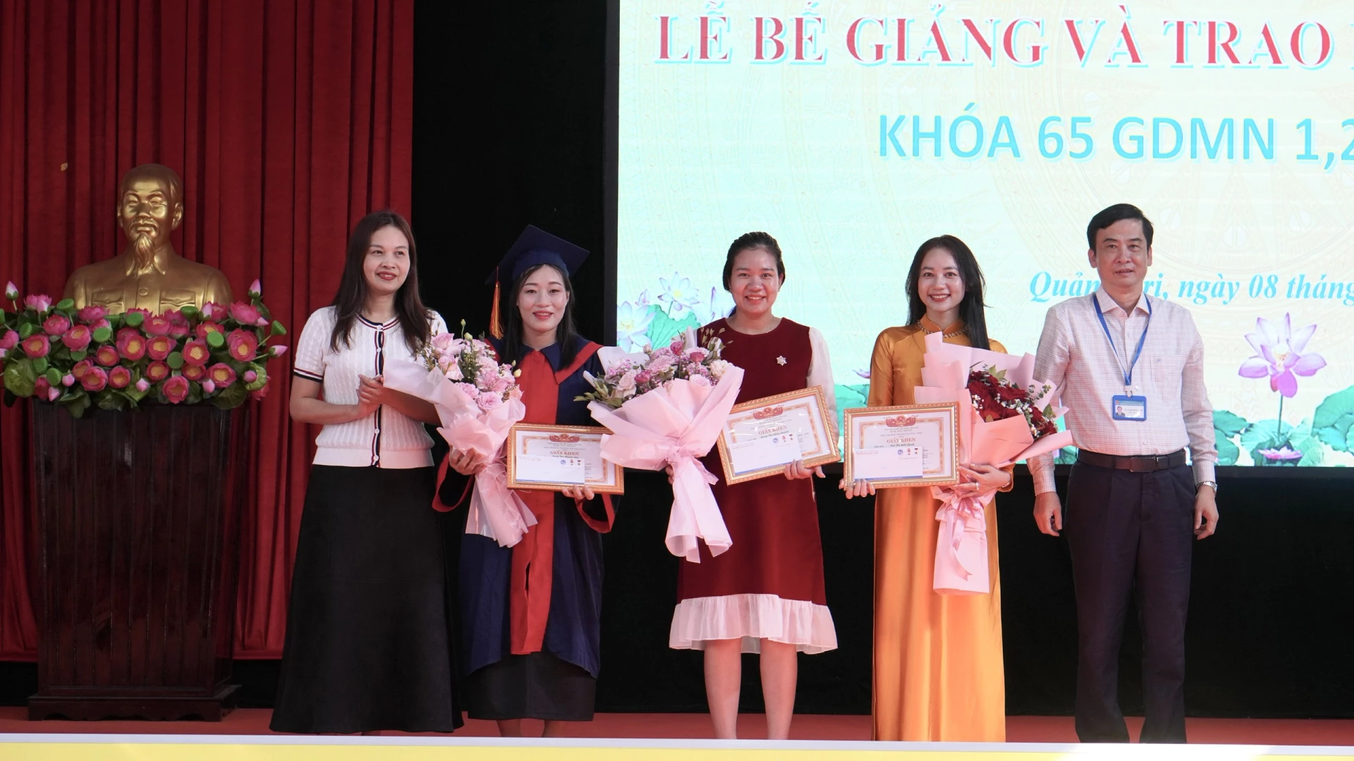 Hiệu trưởng Trường Cao đẳng kỹ thuật Công - Nông nghiệp Quảng Trị tặng Giấy khen cho 3 sinh viên ngành giáo dục mầm non và giáo dục tiểu học có thành tích tốt trong học tập và rèn luyện - Ảnh: H.T