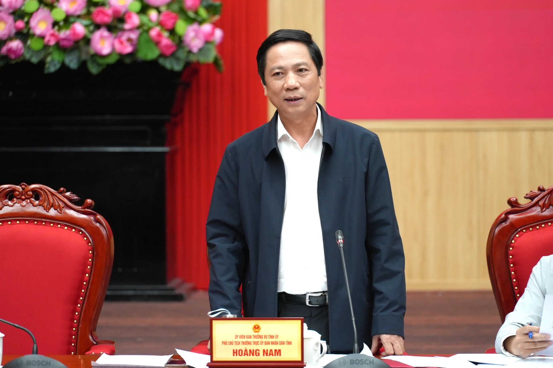 Đồng chí Hoàng Nam, Phó Chủ tịch Thường trực UBND tỉnh phát biểu tại hội nghị - Ảnh: T.Đ