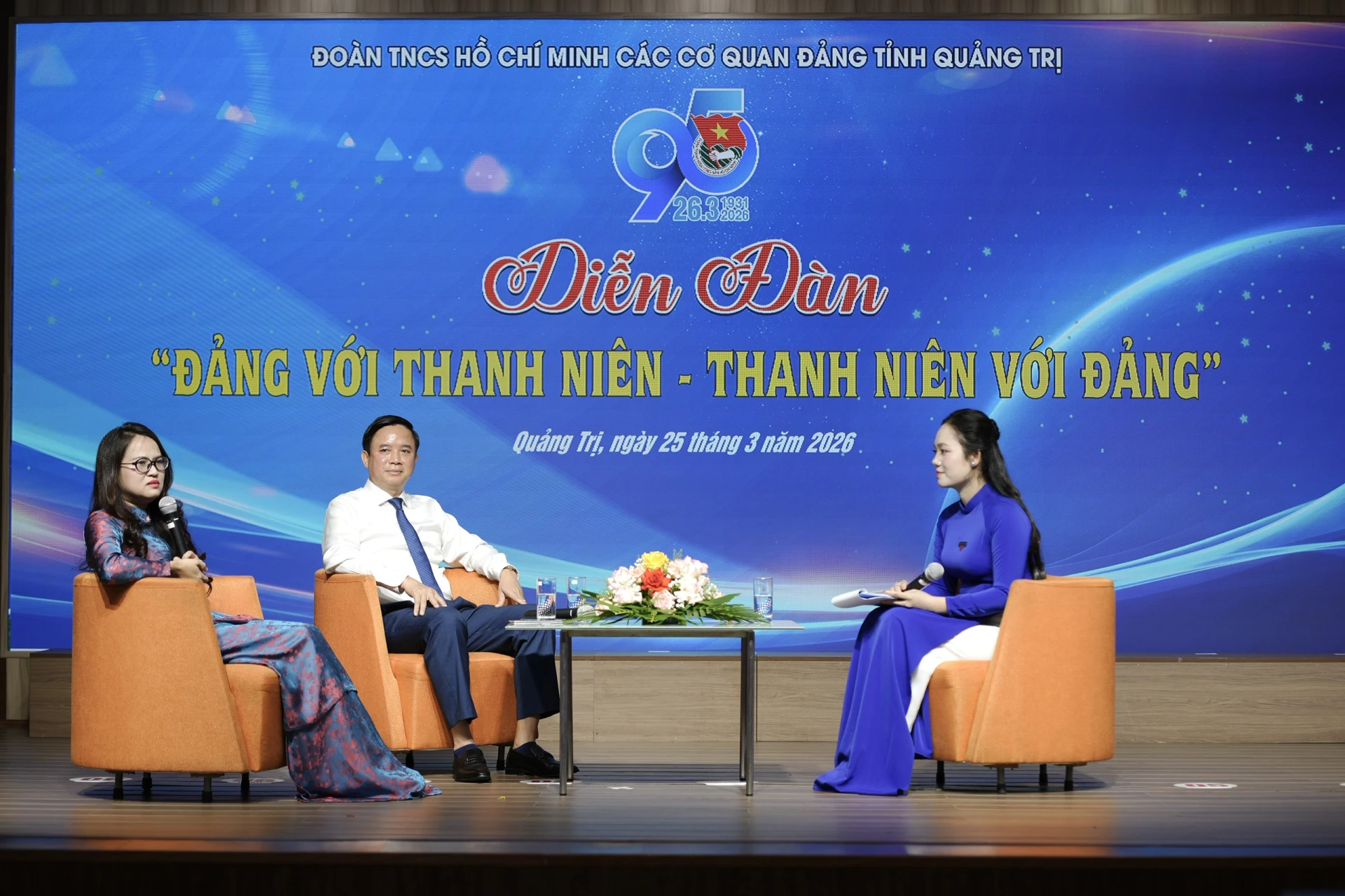 Các đại biểu trả lời, giải đáp các ý kiến, tâm tư, nguyện vọng của đoàn viên thanh niên. - Ảnh: H.T