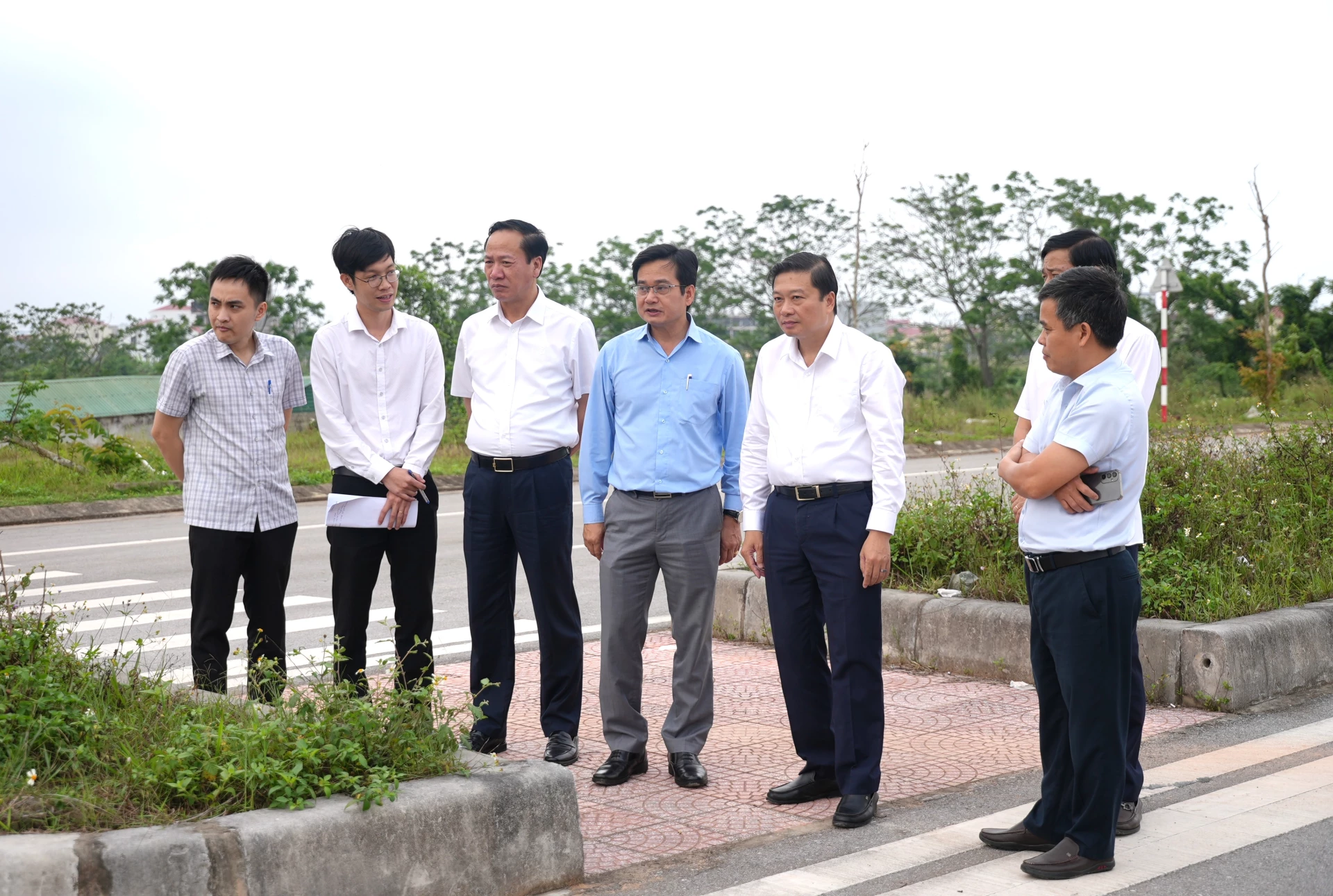 Đồng chí Lê Hồng Vinh, Chủ tịch UBND tỉnh kiểm tra, nắm bắt các khó khăn, vướng mắc tại dự án nút giao Điện Biên Phủ – Quốc lộ 1 tuyến tránh Đồng Hới - Ảnh: T.Đ