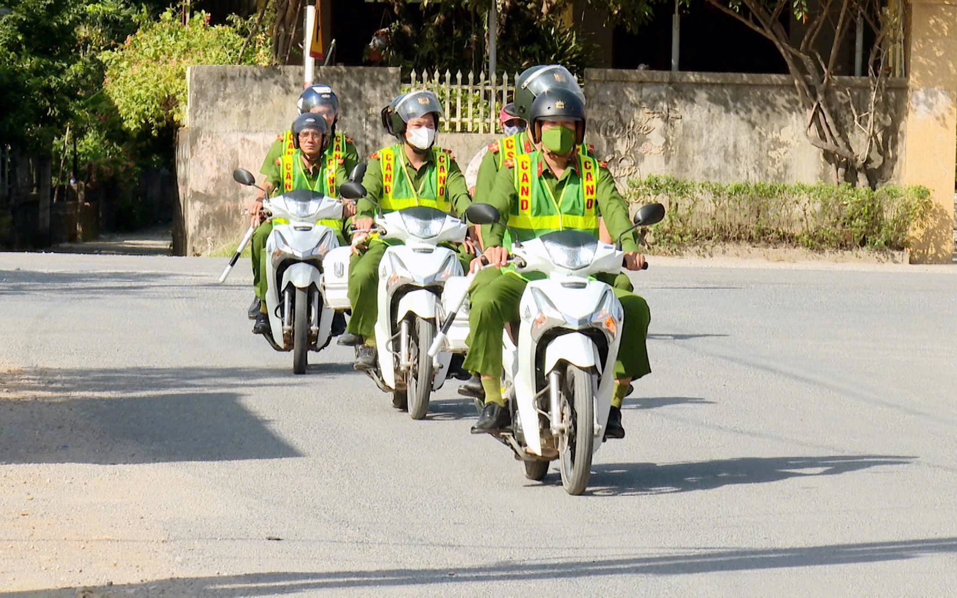 Công an xã Lệ Ninh tuần tra bảo đảm an ninh trật tự trên địa bàn - Ảnh: L.C