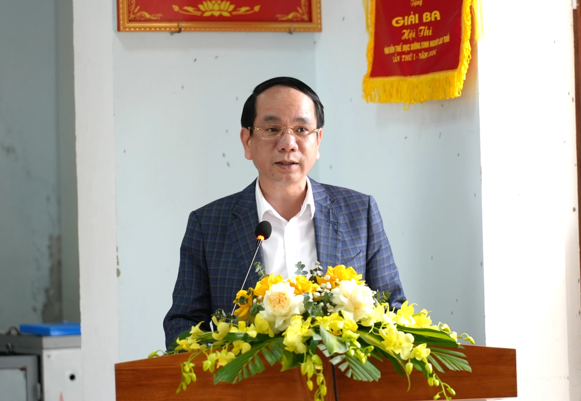 Ông Phan Mạnh Hùng, Ủy viên Ban Thường vụ Tỉnh ủy, Bí thư Đảng ủy phường Đồng Hới trình bày chương trình hành động - Ảnh: T.Đ