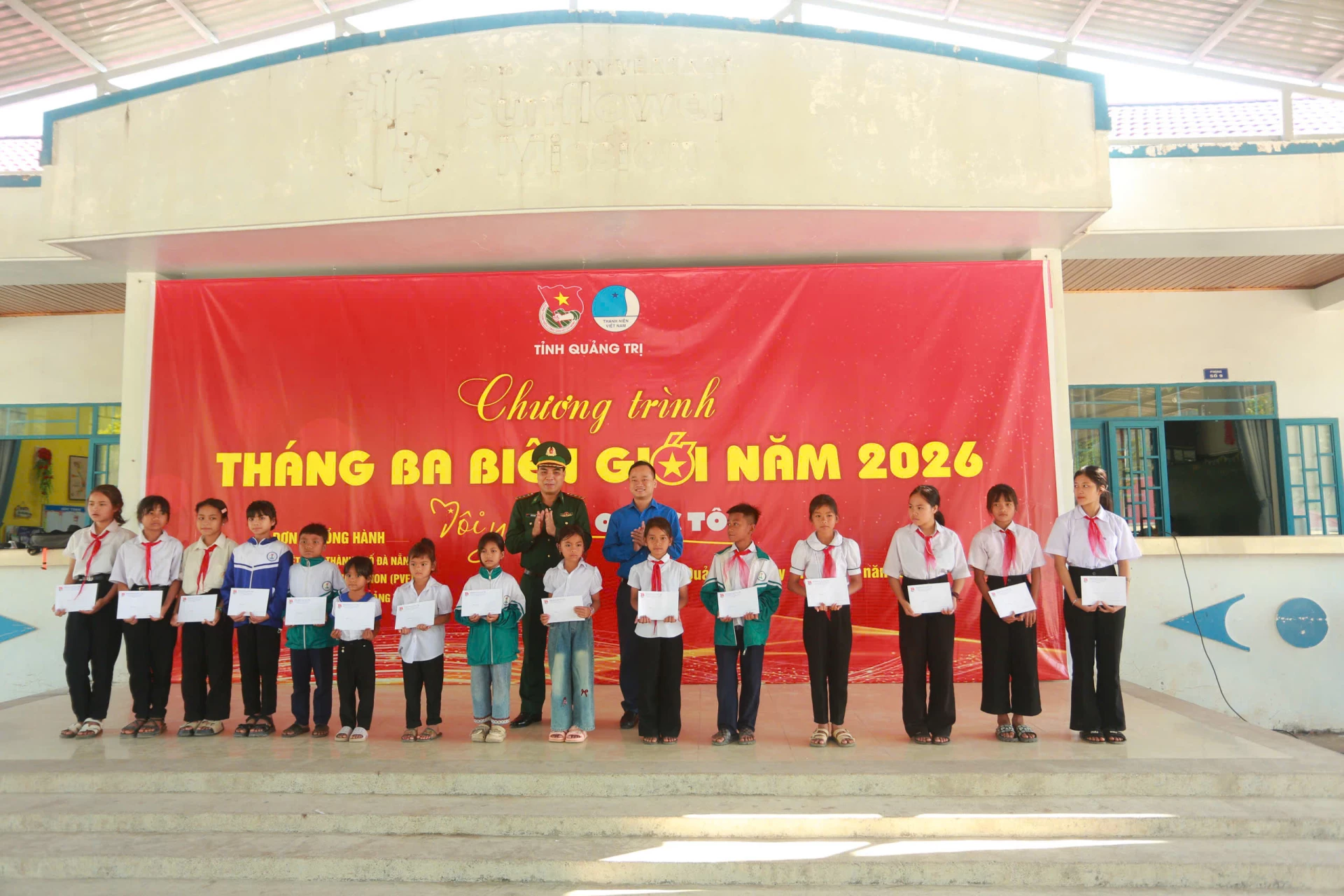 Tỉnh Đoàn Quảng Trị trao trao tặng 70 suất học bổng cho các hộ gia đình, các em học sinh có hoàn cảnh khó khăn trên địa bàn xã La Lay - Ảnh: Hoàng Hùng