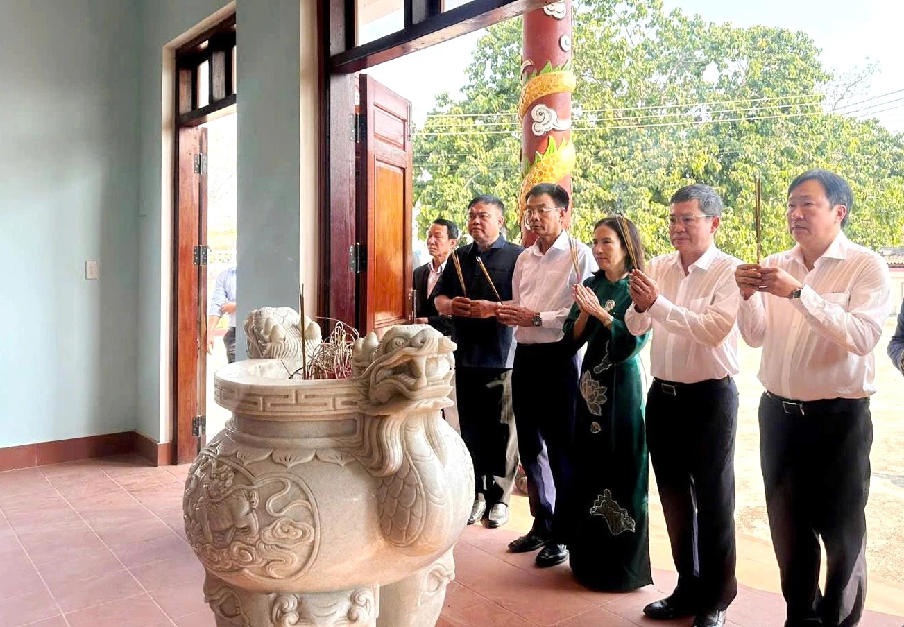 Đồng chí Phan Phong Phú, Phó Chủ tịch UBND tỉnh dâng hương tại Đội 589, tại bản Pho-sỷ-tha, huyện Thà Khẹc, tỉnh Khăm Muồn - Ảnh: T.Đ