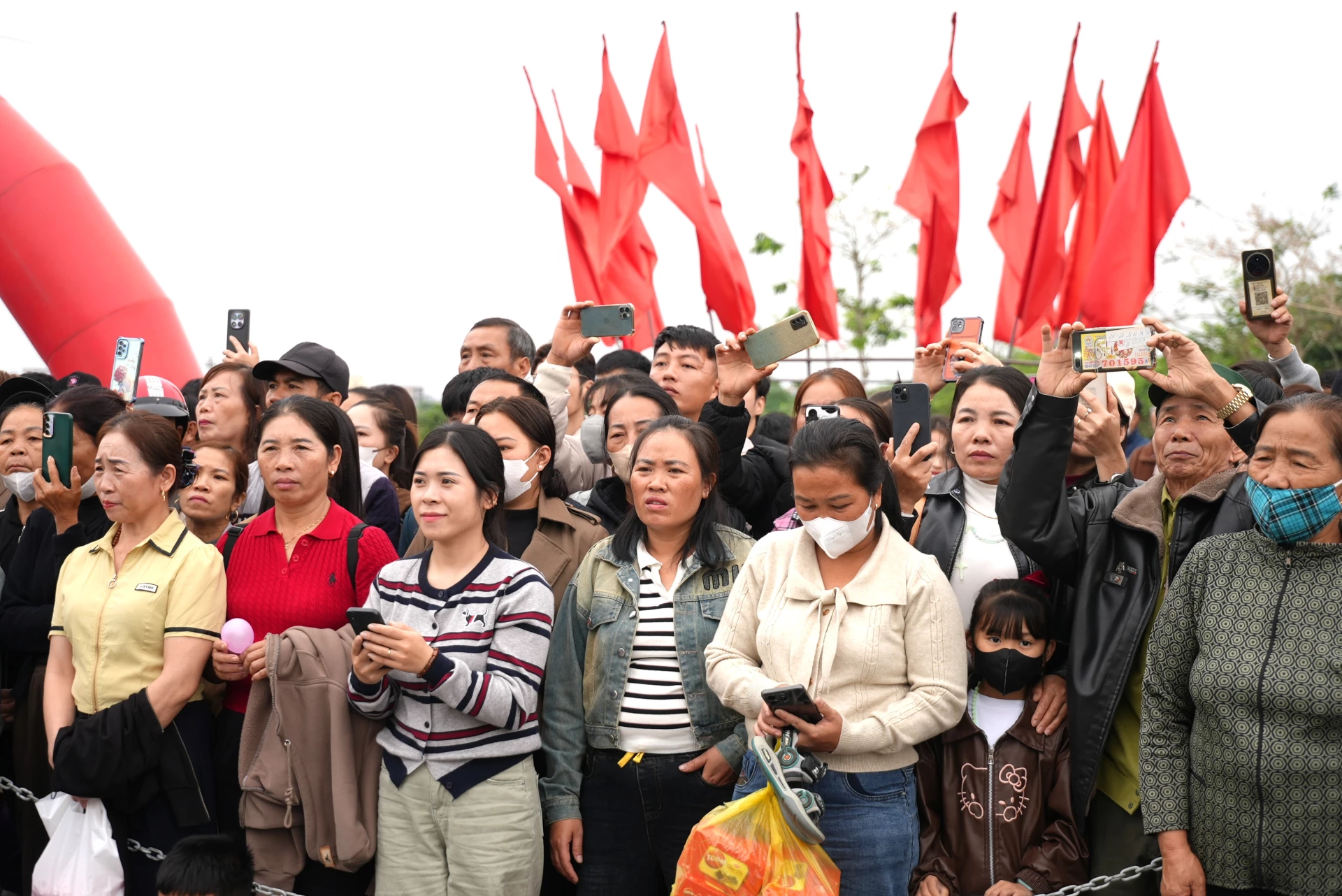 Hàng ngàn người dân là thân nhân các tân binh tham dự lễ giao nhận quân tại phường Đồng Hới - Ảnh: T.Đ