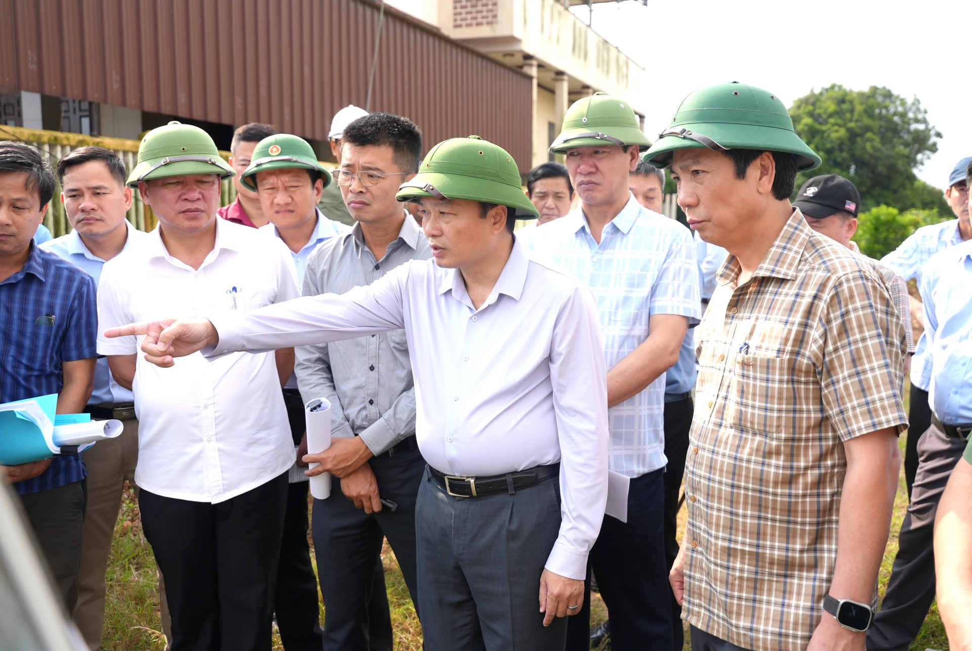 Đồng chí Lê Hồng Vinh, Chủ tịch UBND tỉnh yêu cầu chủ đầu tư nêu cao tinh thần, trách nhiệm, đẩy nhanh tiến độ thực hiện dự án - Ảnh: T.Đ