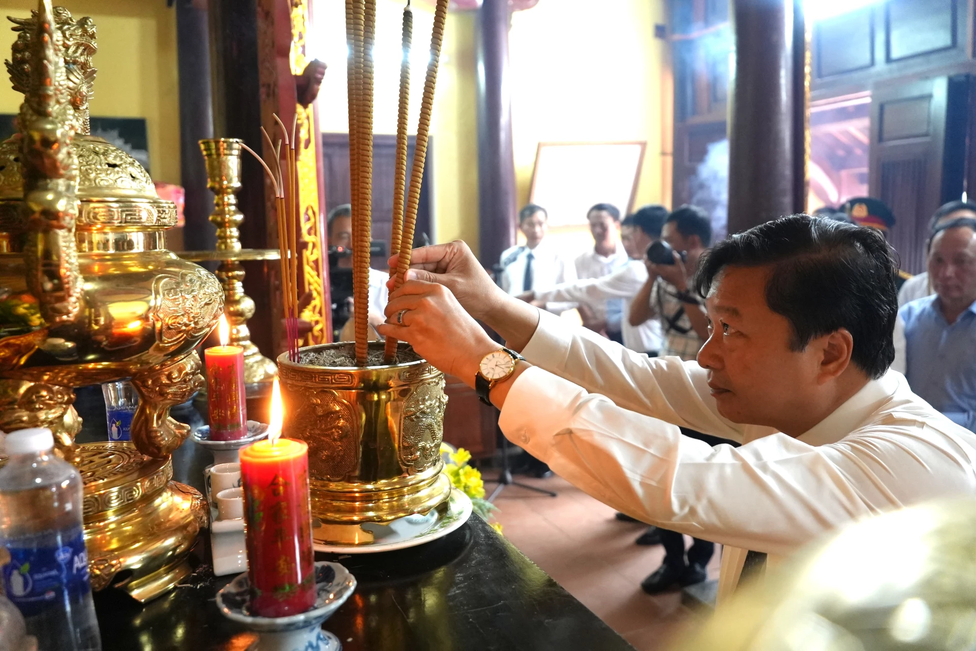 Đồng chí Lê Hồng Vinh, Chủ tịch UBND tỉnh dâng hương tri ân Lễ Thành hầu Nguyễn Hữu Cảnh - Ảnh: T.Đ