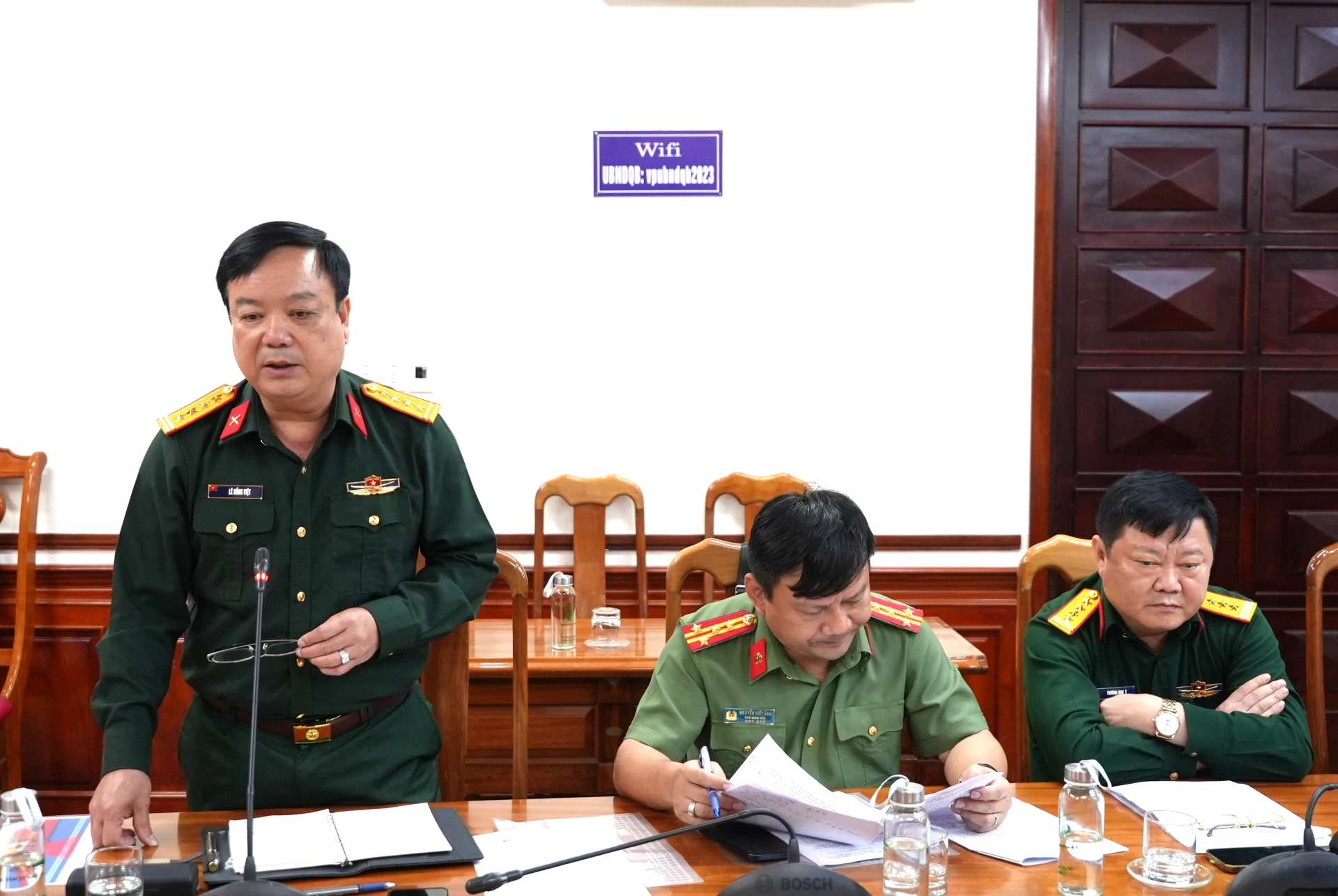 Đại tá Lê Hồng Việt, Chính ủy Bộ Chỉ huy Quân sự tỉnh báo cáo về công tác chuẩn bị cho Lễ phát động - Ảnh: T.Đ