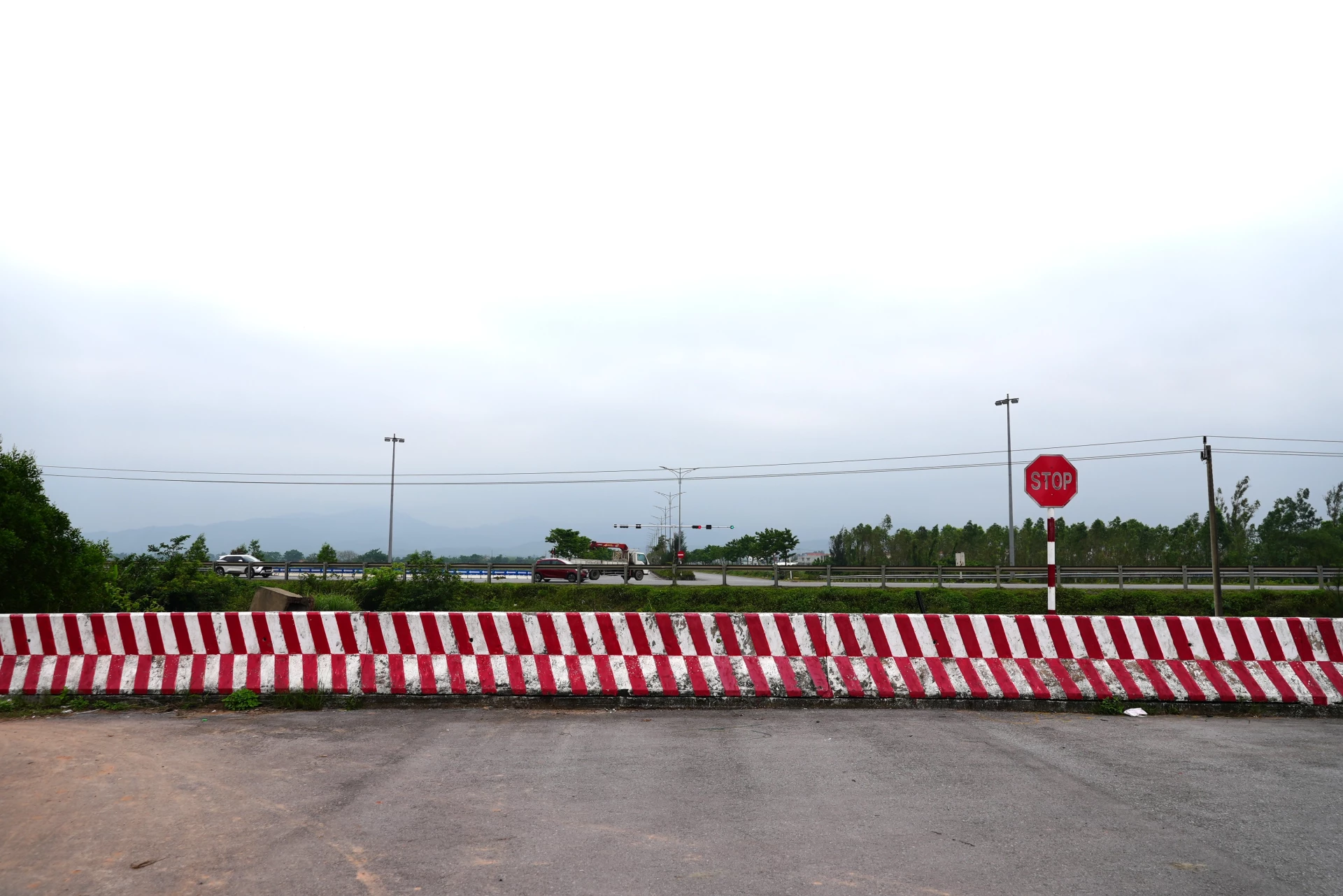 Nút giao Điện Biên Phủ – Quốc lộ 1 tuyến tránh Đồng Hới đến nay chưa được đấu nối do gặp phải một số khó khăn, vướng mắc - Ảnh: T.Đ