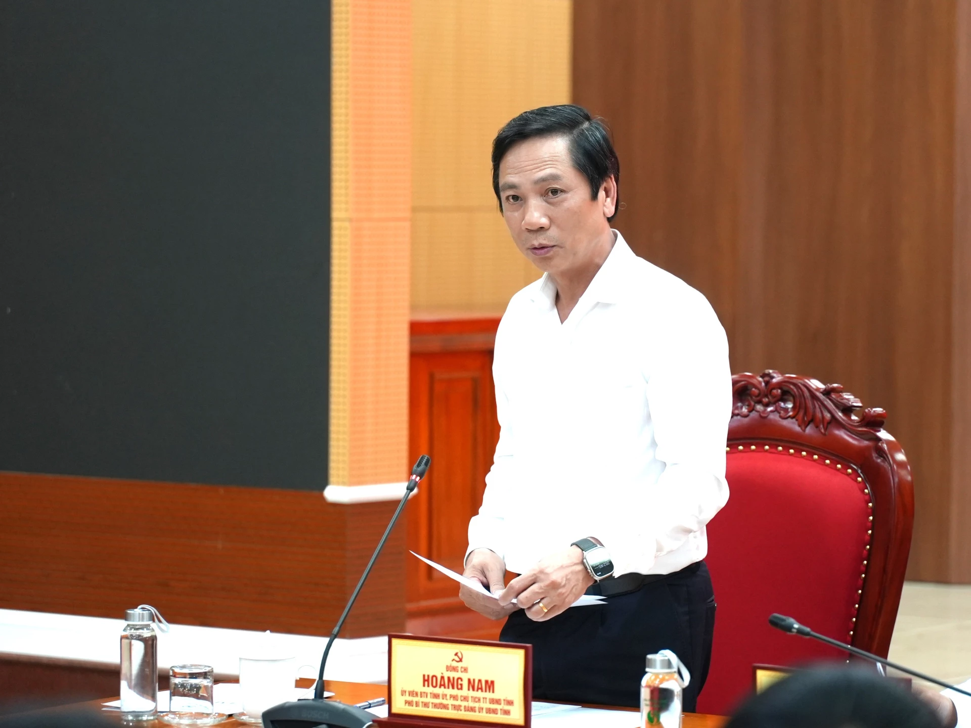 Đồng chí Hoàng Nam, Phó Chủ tịch Thường trực UBND tỉnh, Phó Bí thư Thường trực Đảng ủy UBND tỉnh phát biểu tại hội nghị - Ảnh: T.Đ