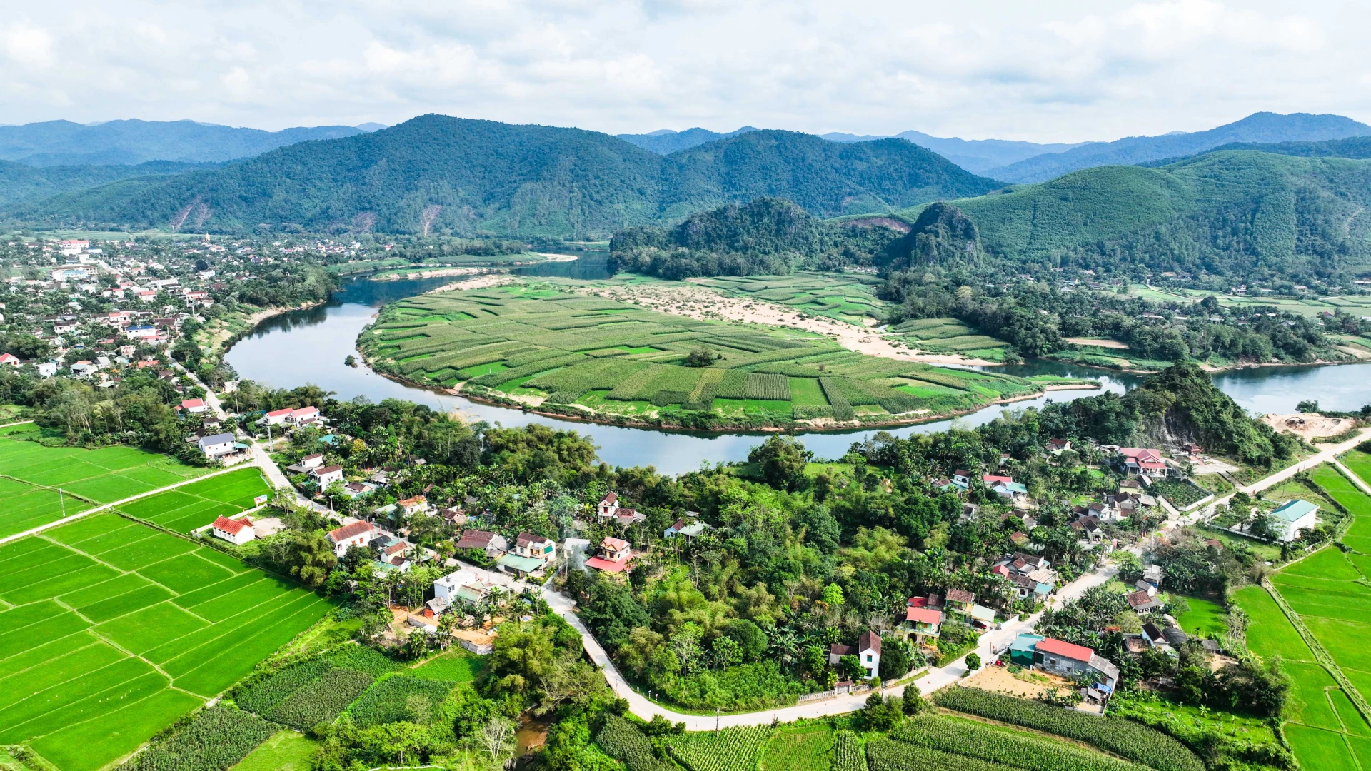 Miền quê thanh bình giữa núi non, sông nước.