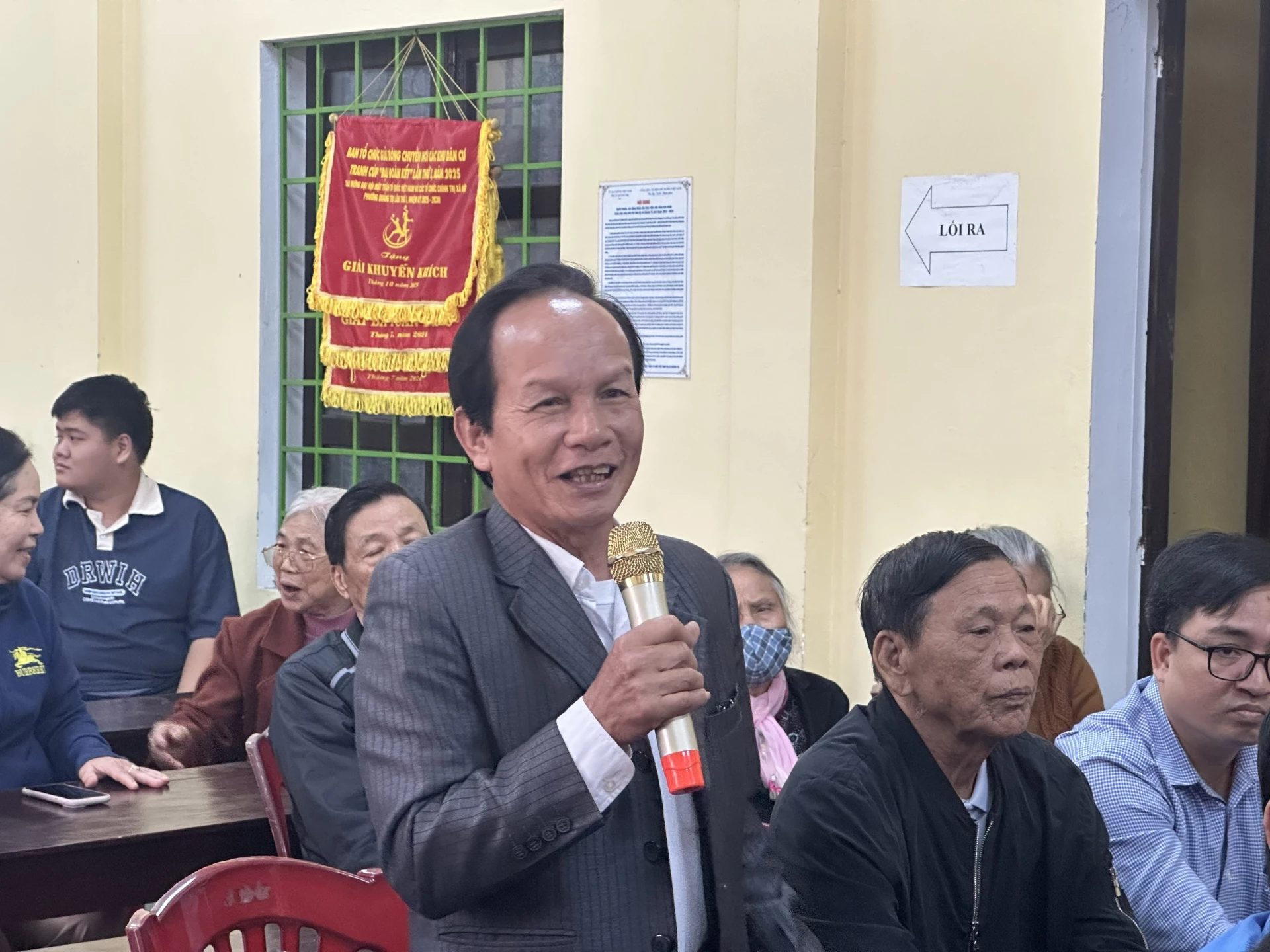 Cử tri phát biểu ý kiến tại buổi tiếp xúc cử tri - Ảnh: NL