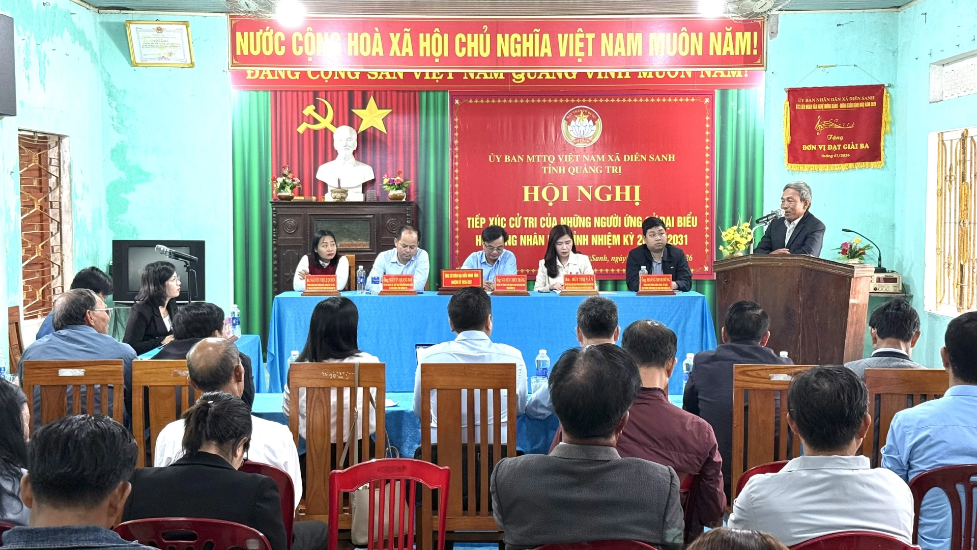 Cử tri xã Diên Sanh phát biểu ý kiến tại buổi tiếp xúc cử tri - Ảnh: NL