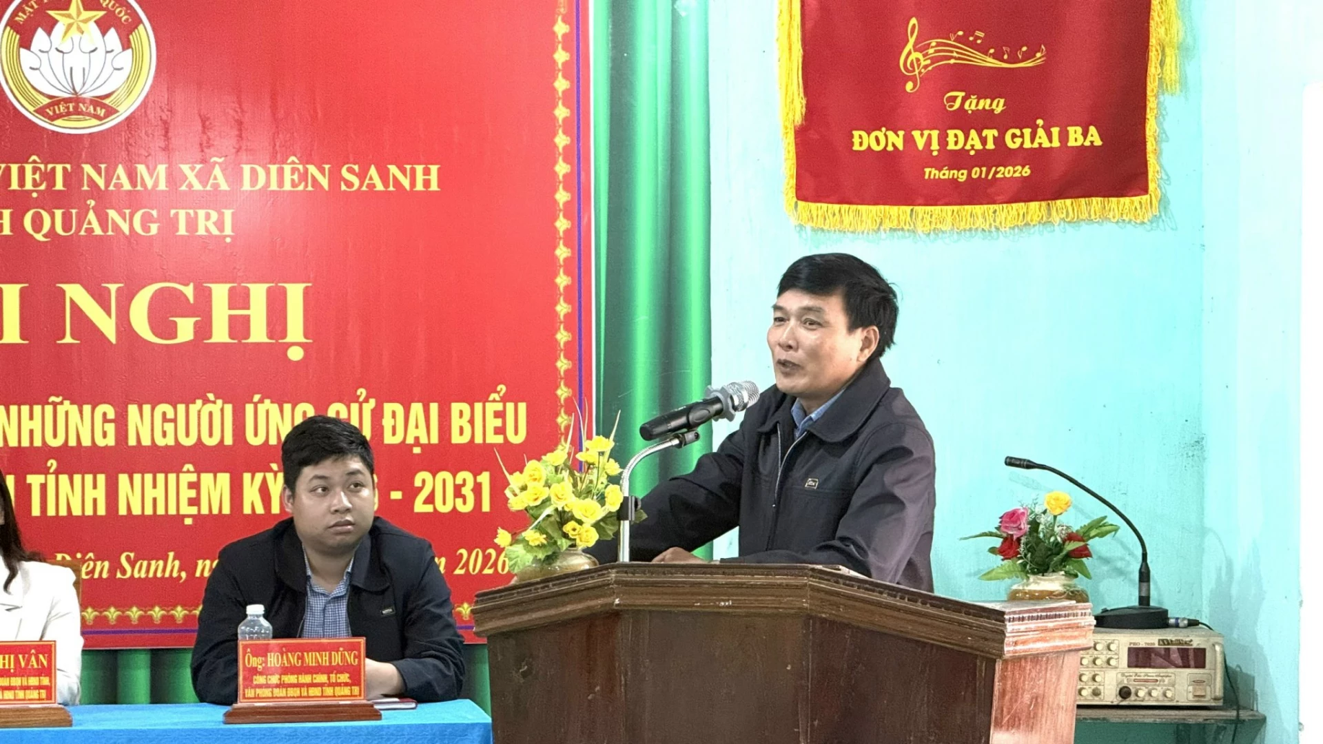 Cử tri xã Diên Sanh phát biểu ý kiến tại buổi tiếp xúc cử tri - Ảnh: NL